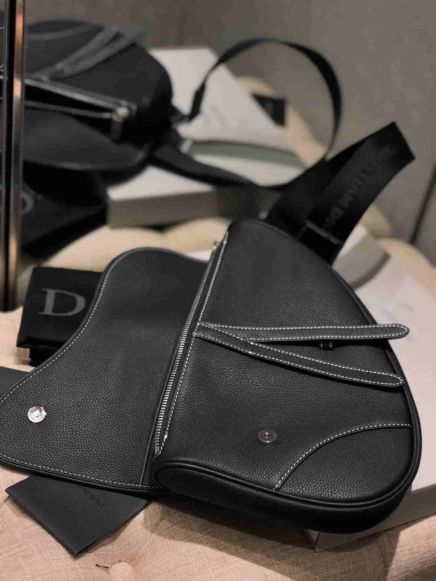 dior迪奥kaws合作款hommesaddlebag蜜蜂图案胸包