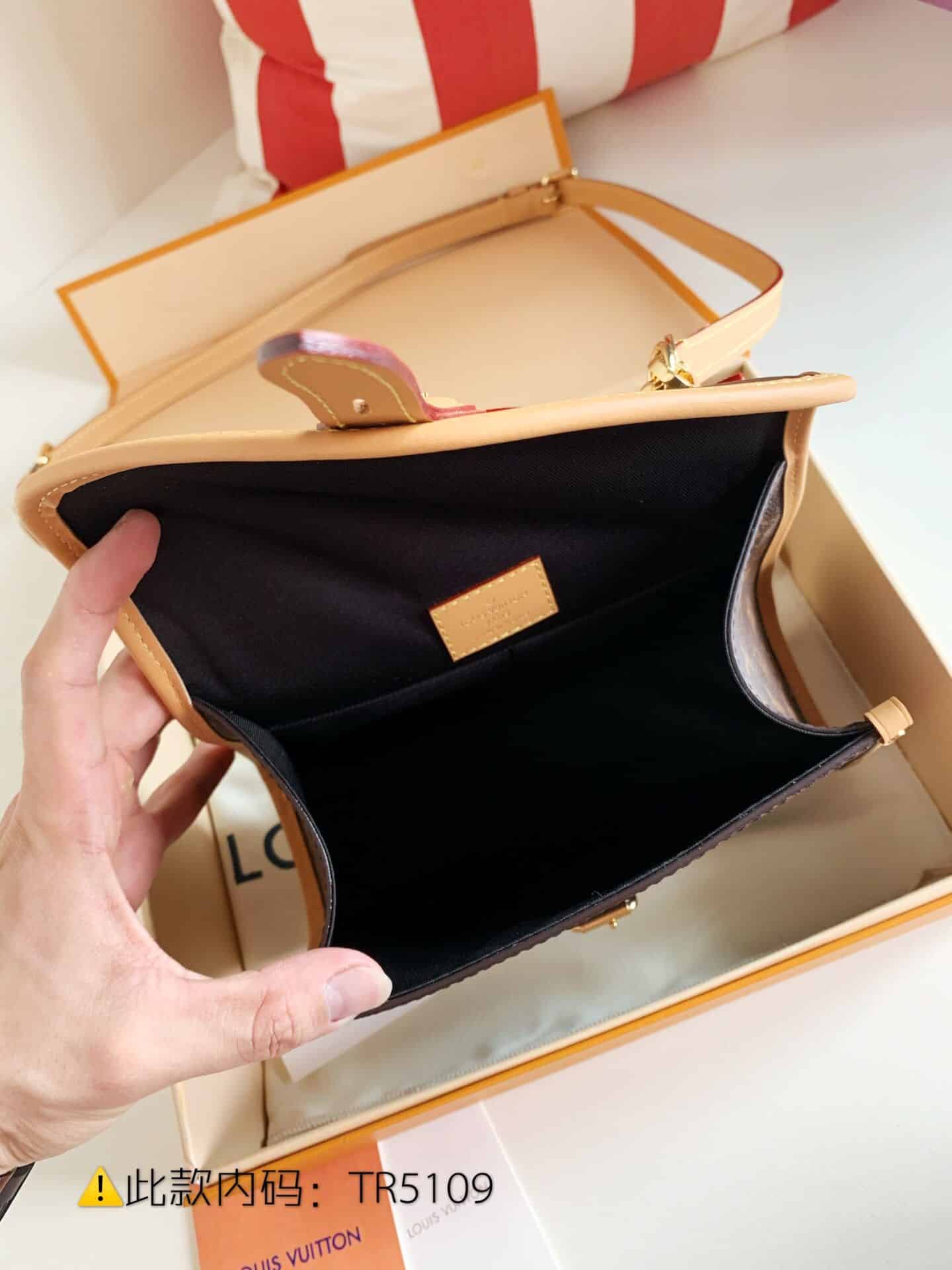 LV M44919 Ivy 手袋 复古邮差包单肩斜挎手提包