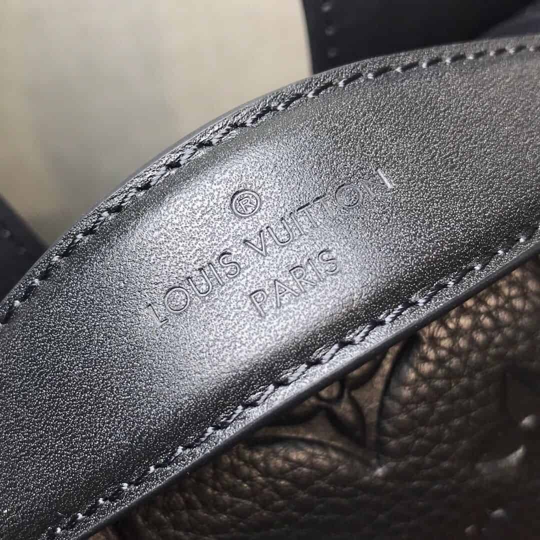LV M53285 黑色Taurillon皮革Christopher大号双肩包