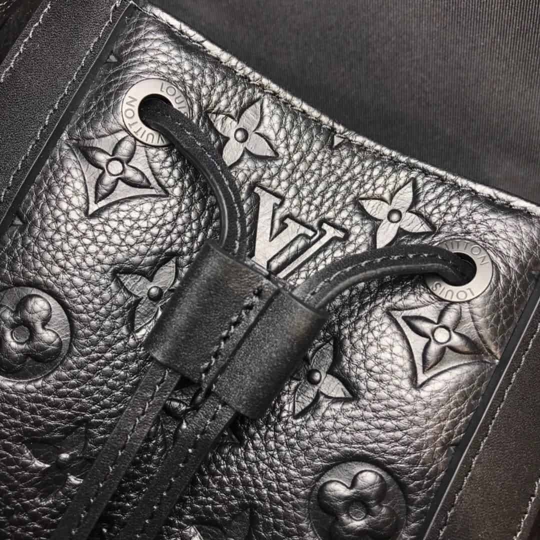 LV M53285 黑色Taurillon皮革Christopher大号双肩包