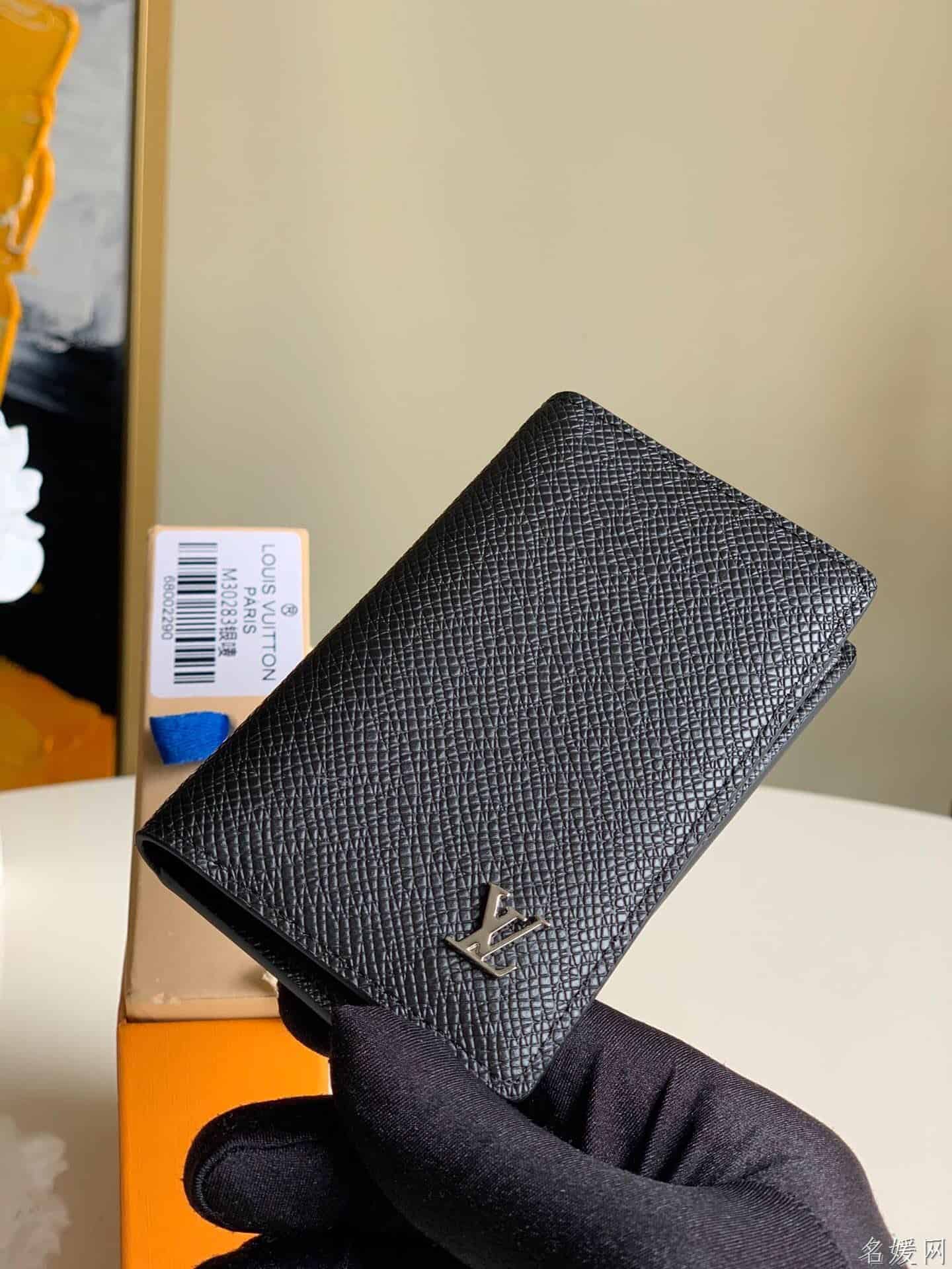 LV 压纹Taïga牛皮口袋钱夹 M30283