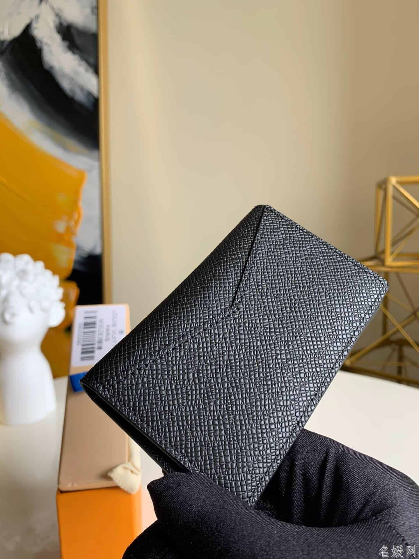 LV 压纹Taïga牛皮口袋钱夹 M30283