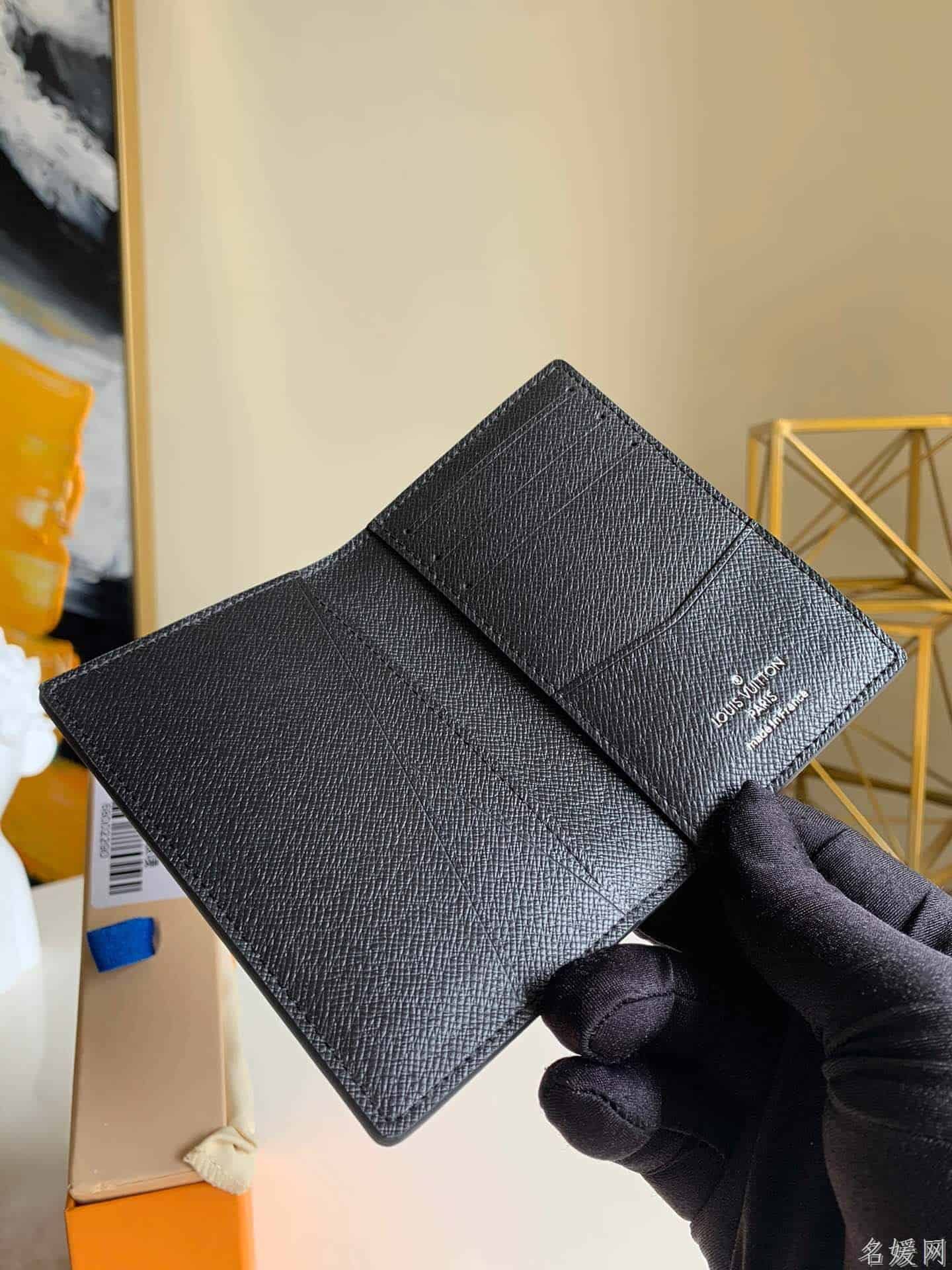 LV 压纹Taïga牛皮口袋钱夹 M30283