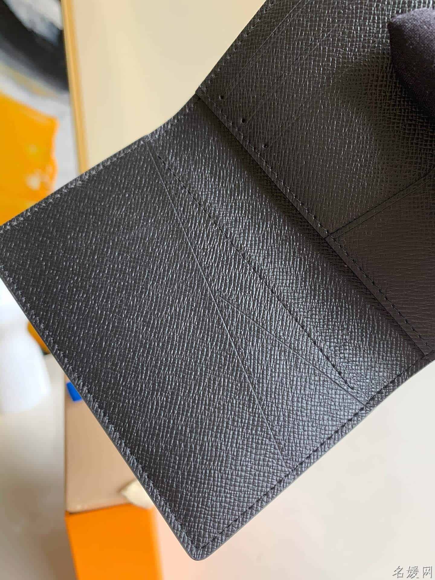 LV 压纹Taïga牛皮口袋钱夹 M30283