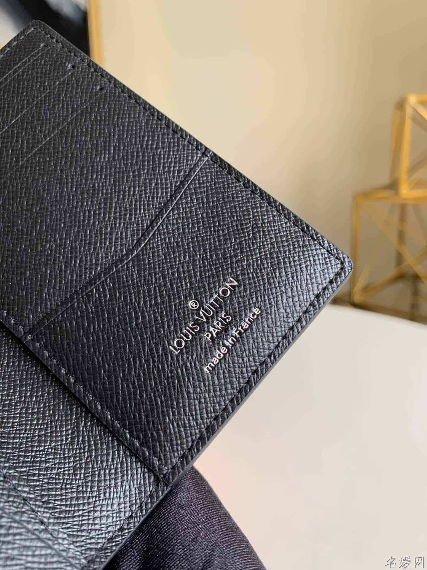 LV 压纹Taïga牛皮口袋钱夹 M30283