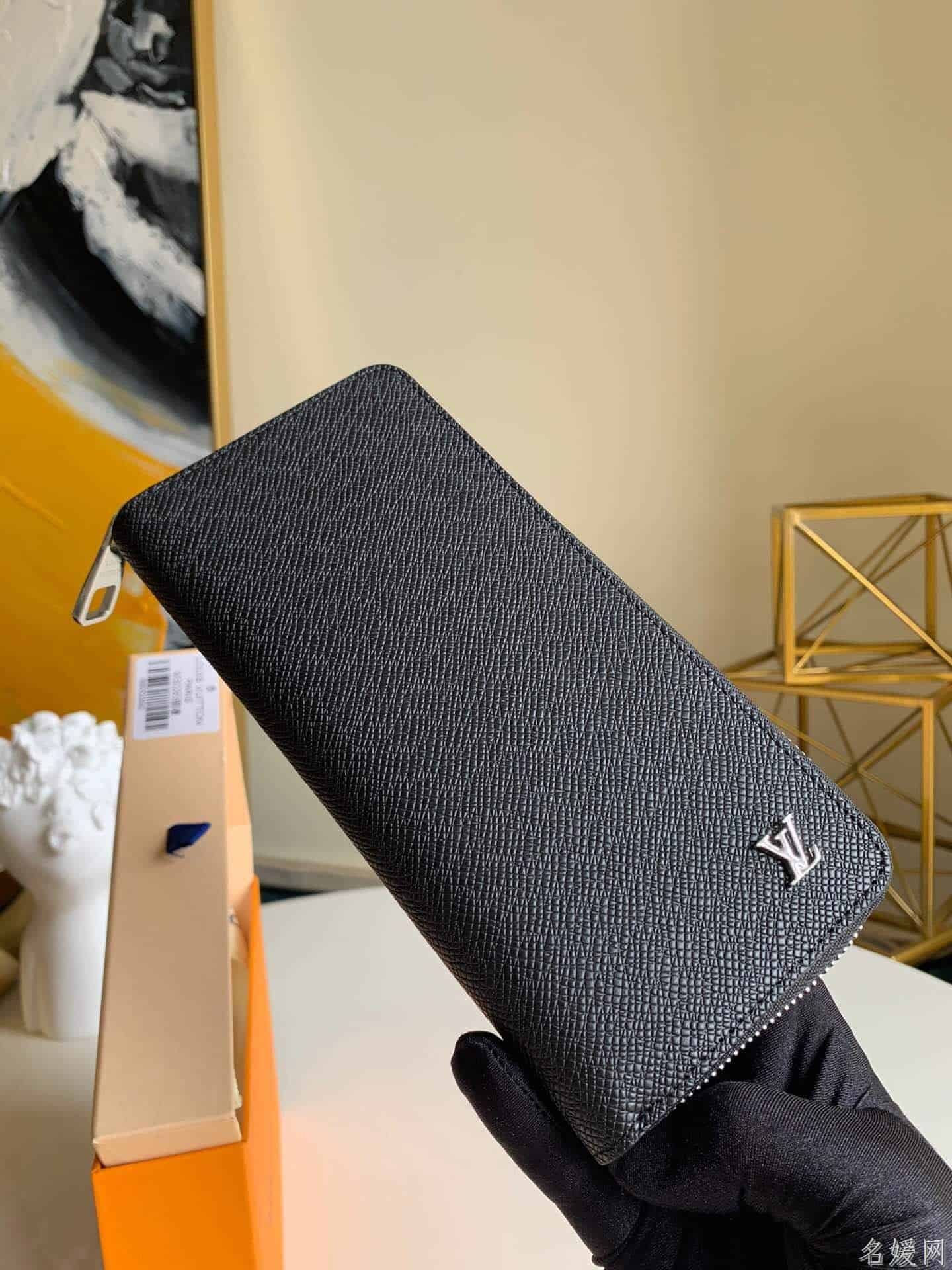 LV M30317 压纹Taïga牛皮Zippy Vertical钱夹
