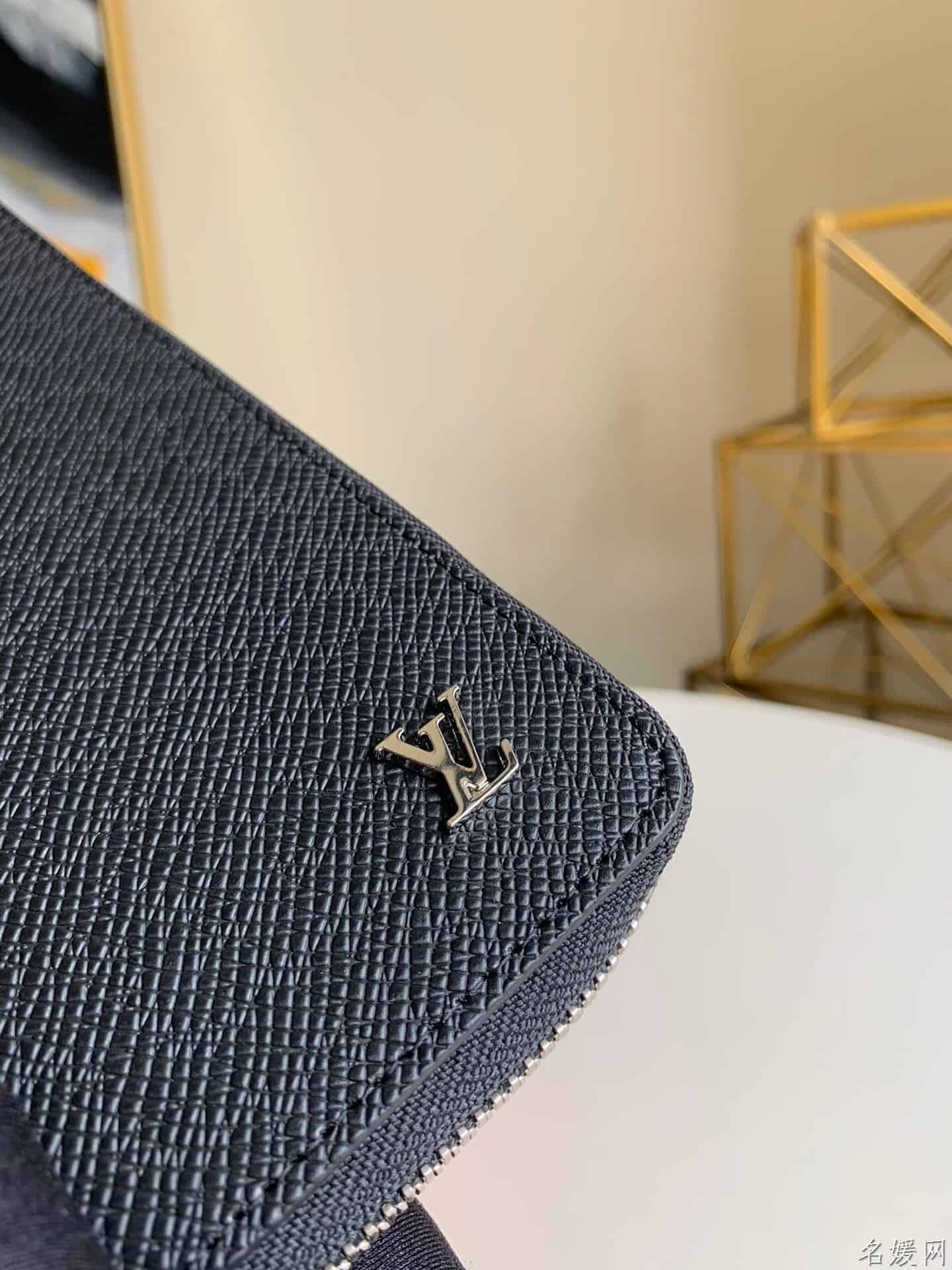 LV M30317 压纹Taïga牛皮Zippy Vertical钱夹