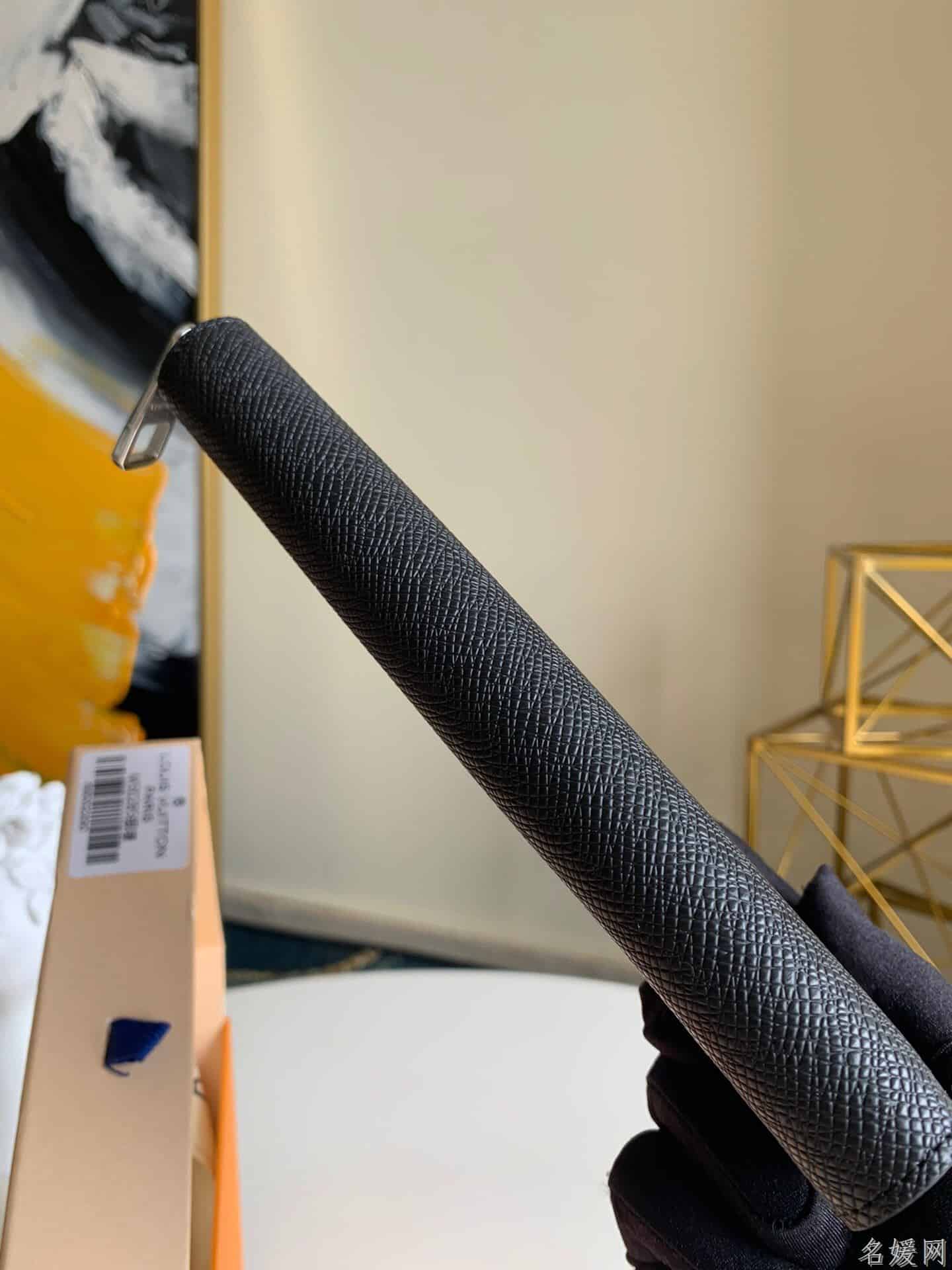 LV M30317 压纹Taïga牛皮Zippy Vertical钱夹