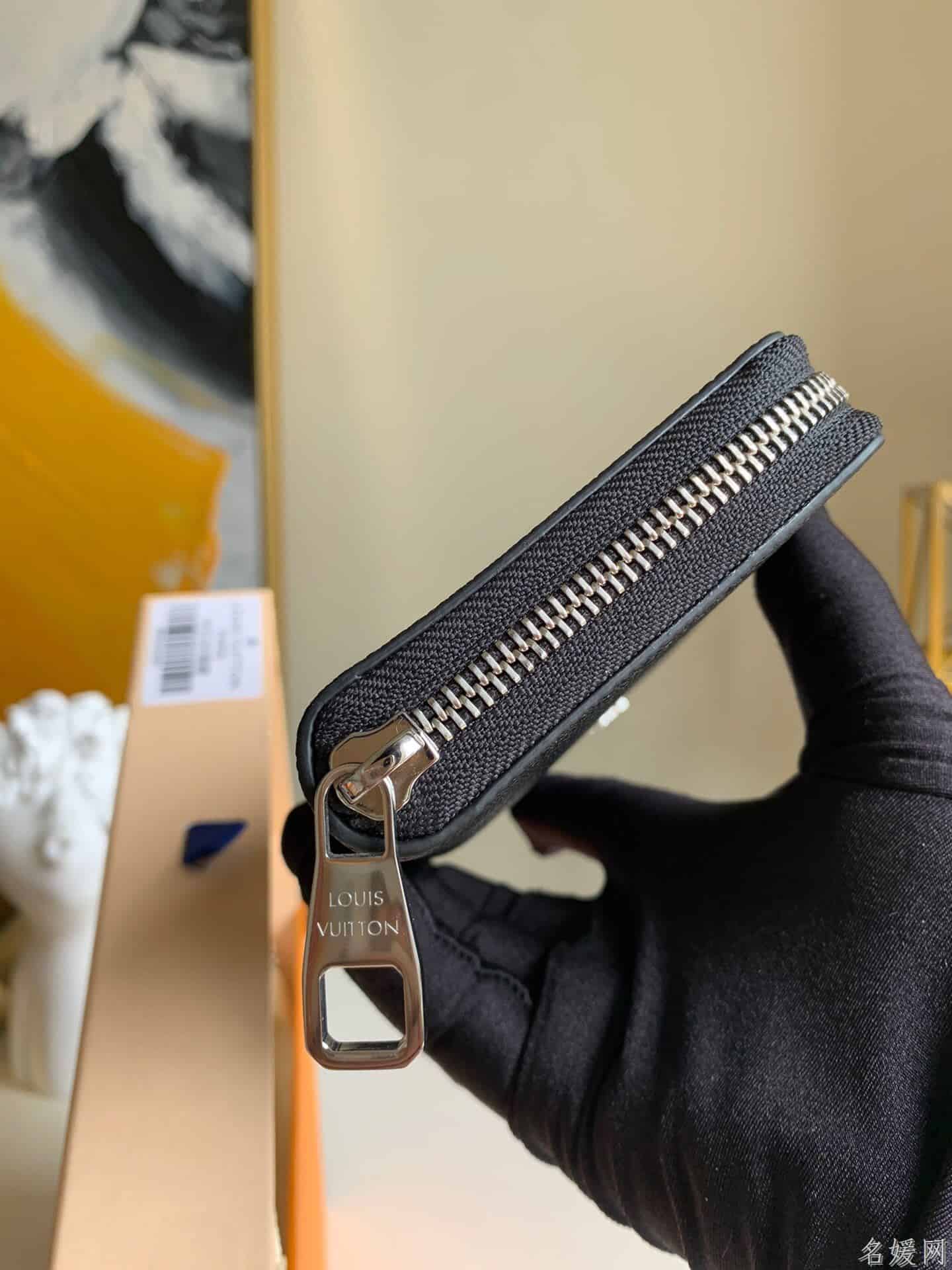 LV M30317 压纹Taïga牛皮Zippy Vertical钱夹