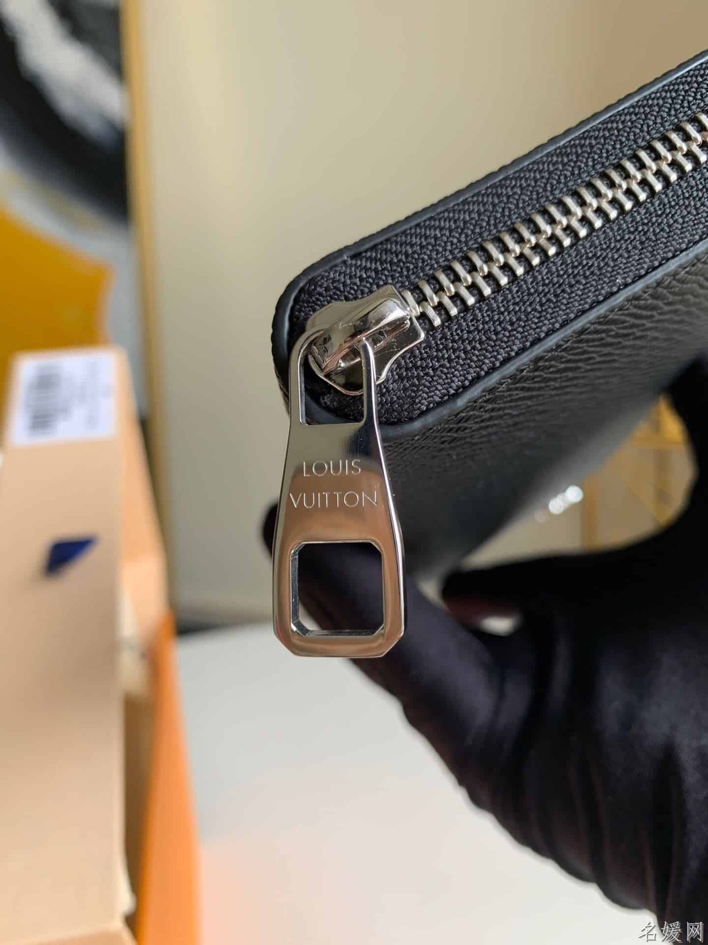 LV M30317 压纹Taïga牛皮Zippy Vertical钱夹