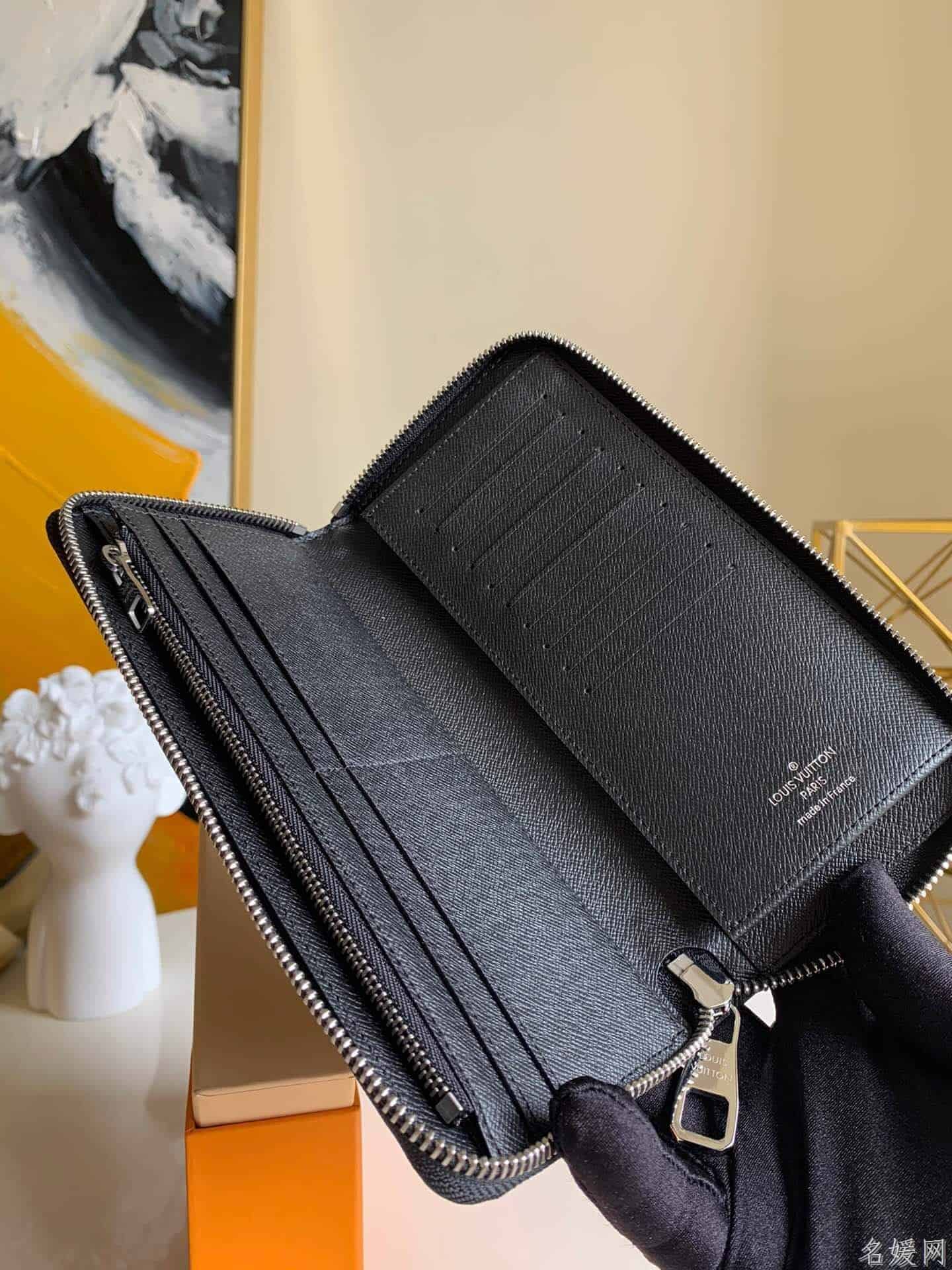 LV M30317 压纹Taïga牛皮Zippy Vertical钱夹