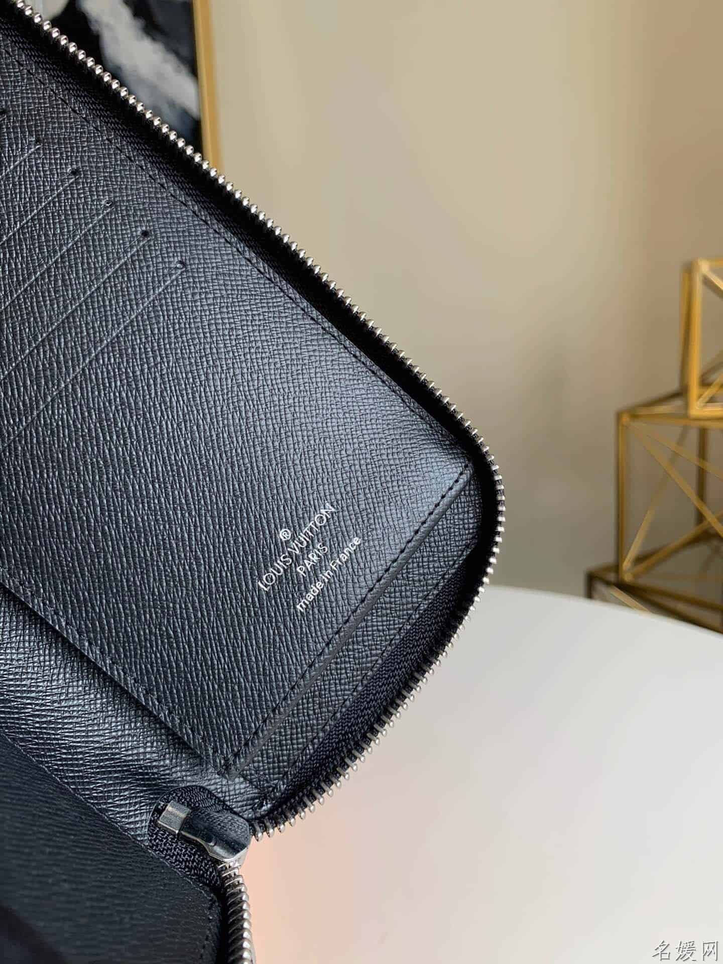 LV M30317 压纹Taïga牛皮Zippy Vertical钱夹