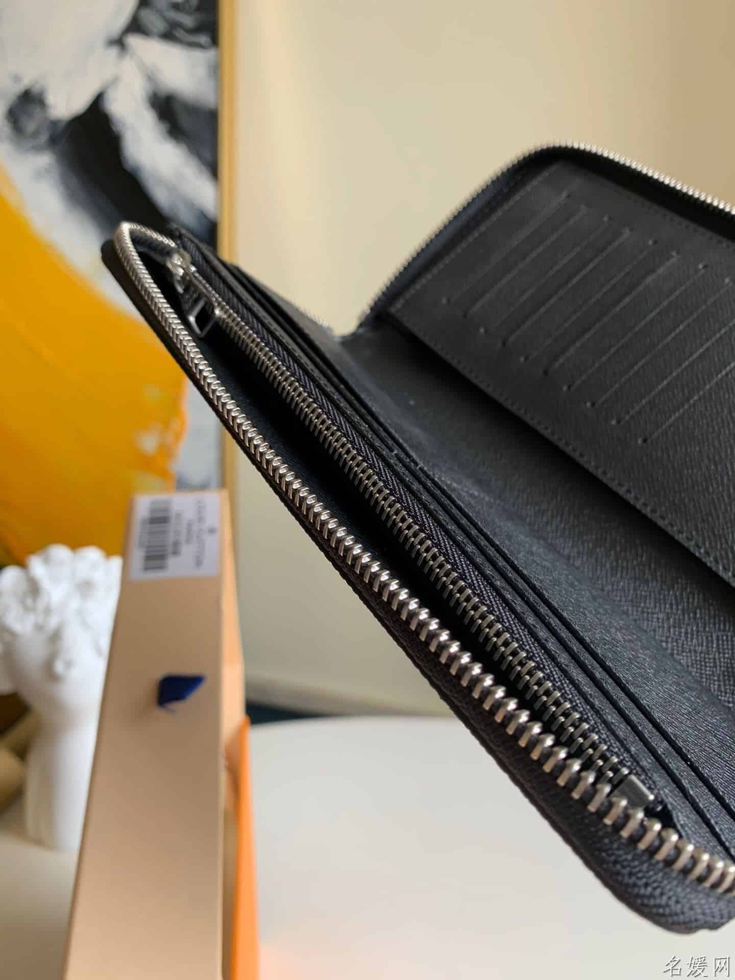 LV M30317 压纹Taïga牛皮Zippy Vertical钱夹