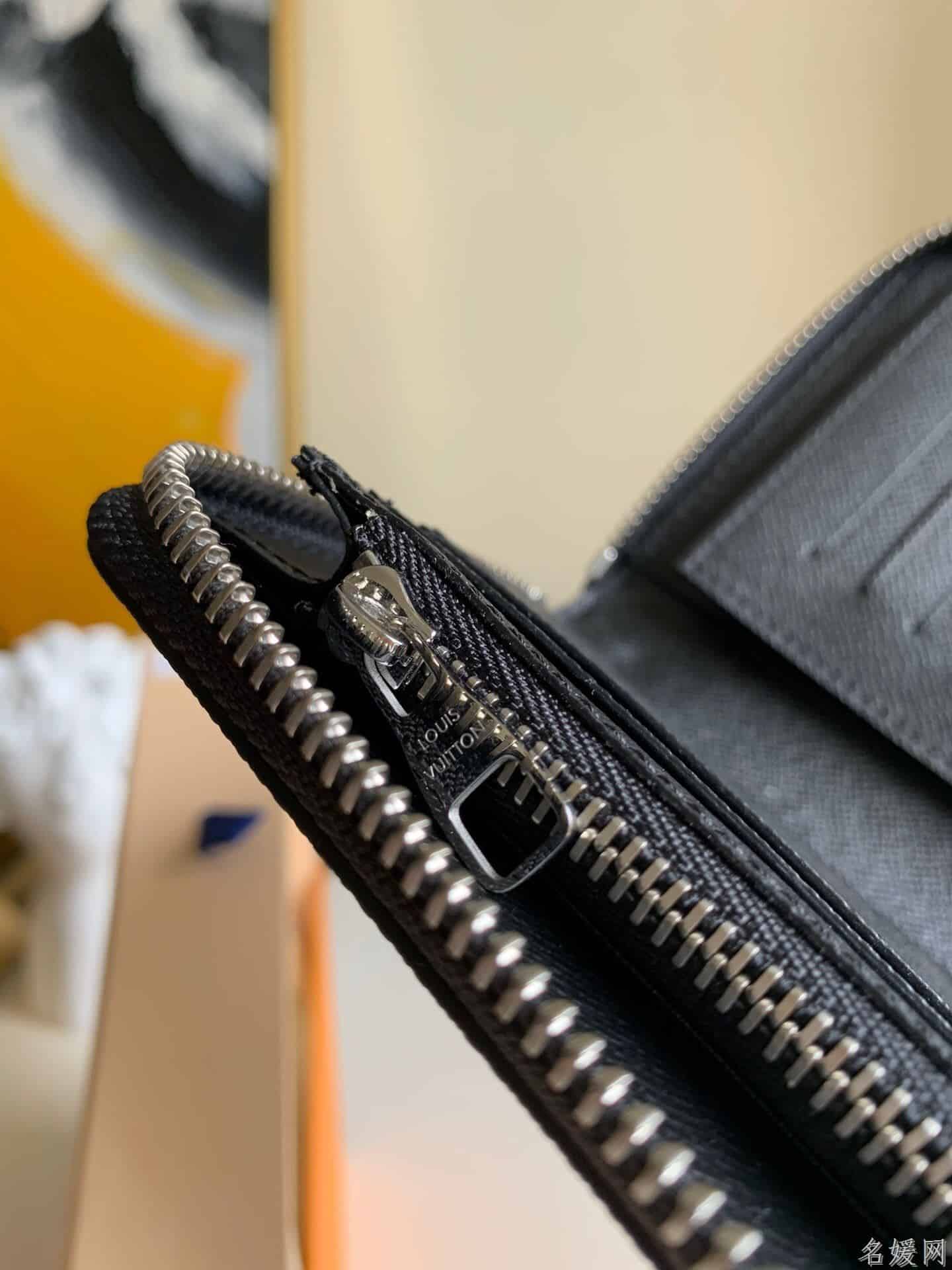 LV M30317 压纹Taïga牛皮Zippy Vertical钱夹