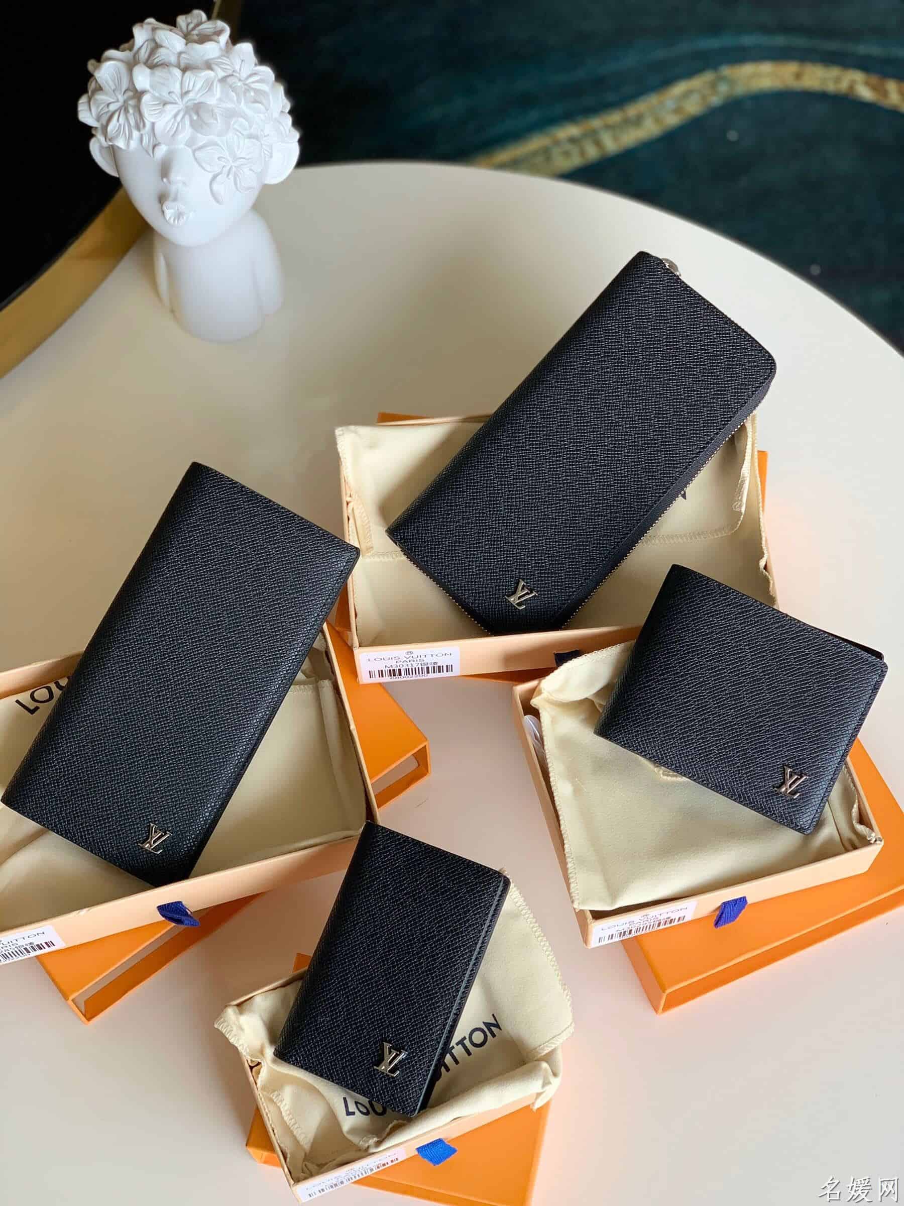 LV M30317 压纹Taïga牛皮Zippy Vertical钱夹