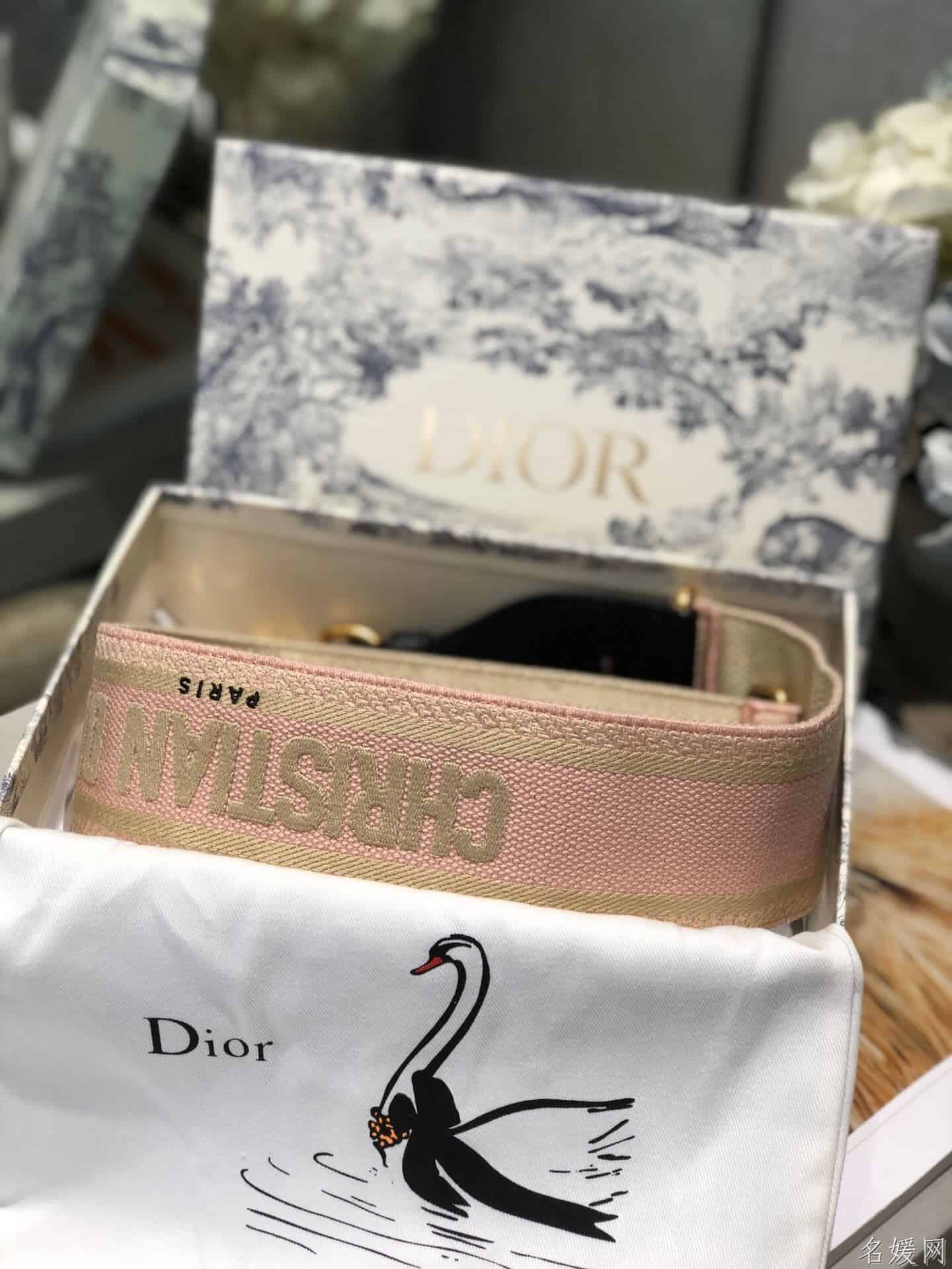 Dior 粉色刺绣“CHRISTIAN DIOR”肩带 S8540CBTE_M956