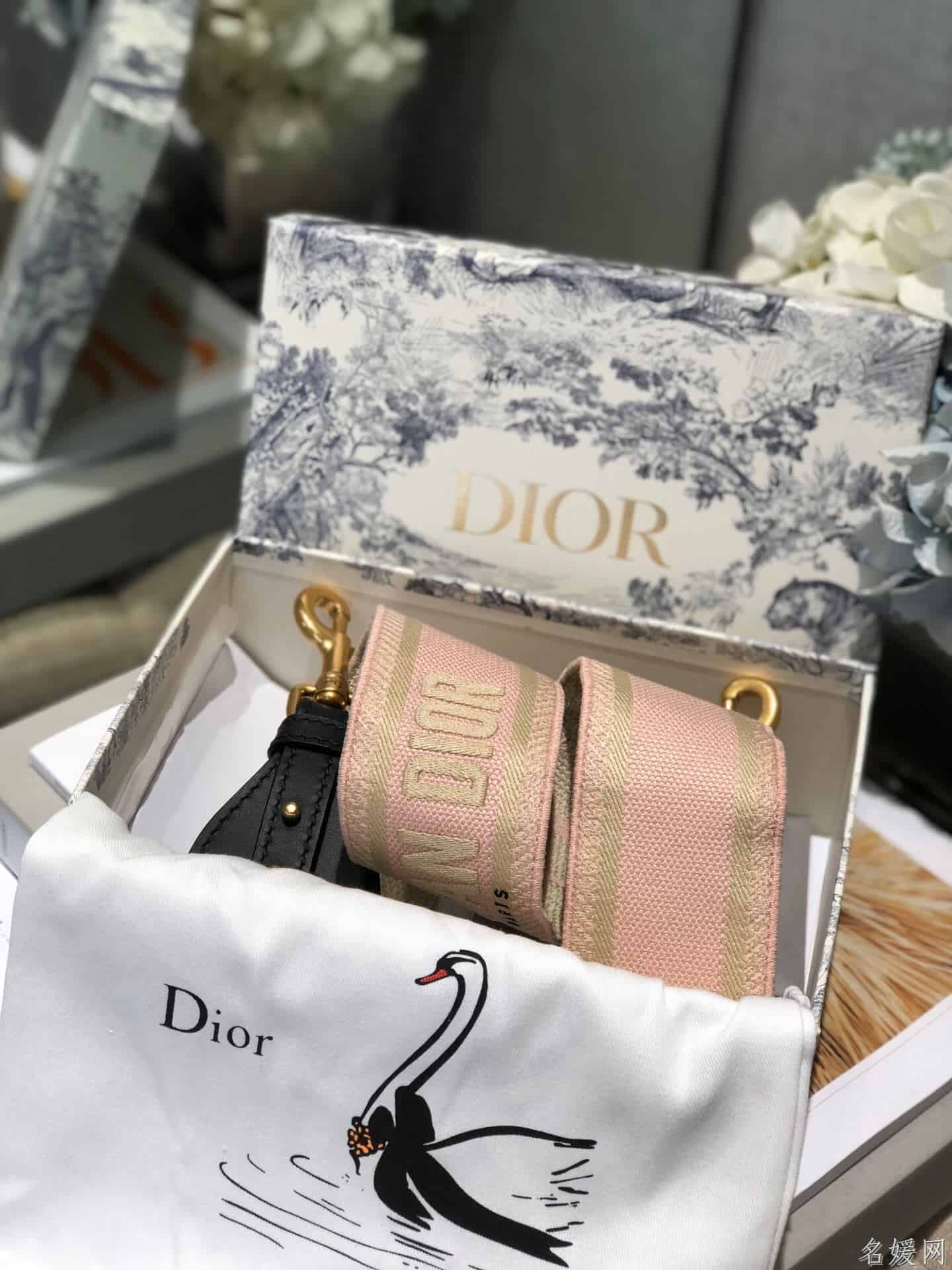 Dior 粉色刺绣“CHRISTIAN DIOR”肩带 S8540CBTE_M956