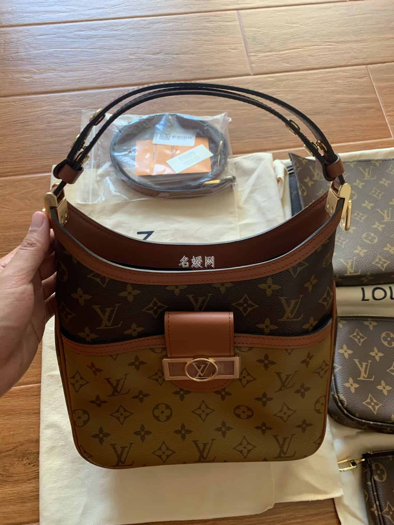 LV M45194 Hobo Dauphine 达芙妮小号单肩腋下包半月包