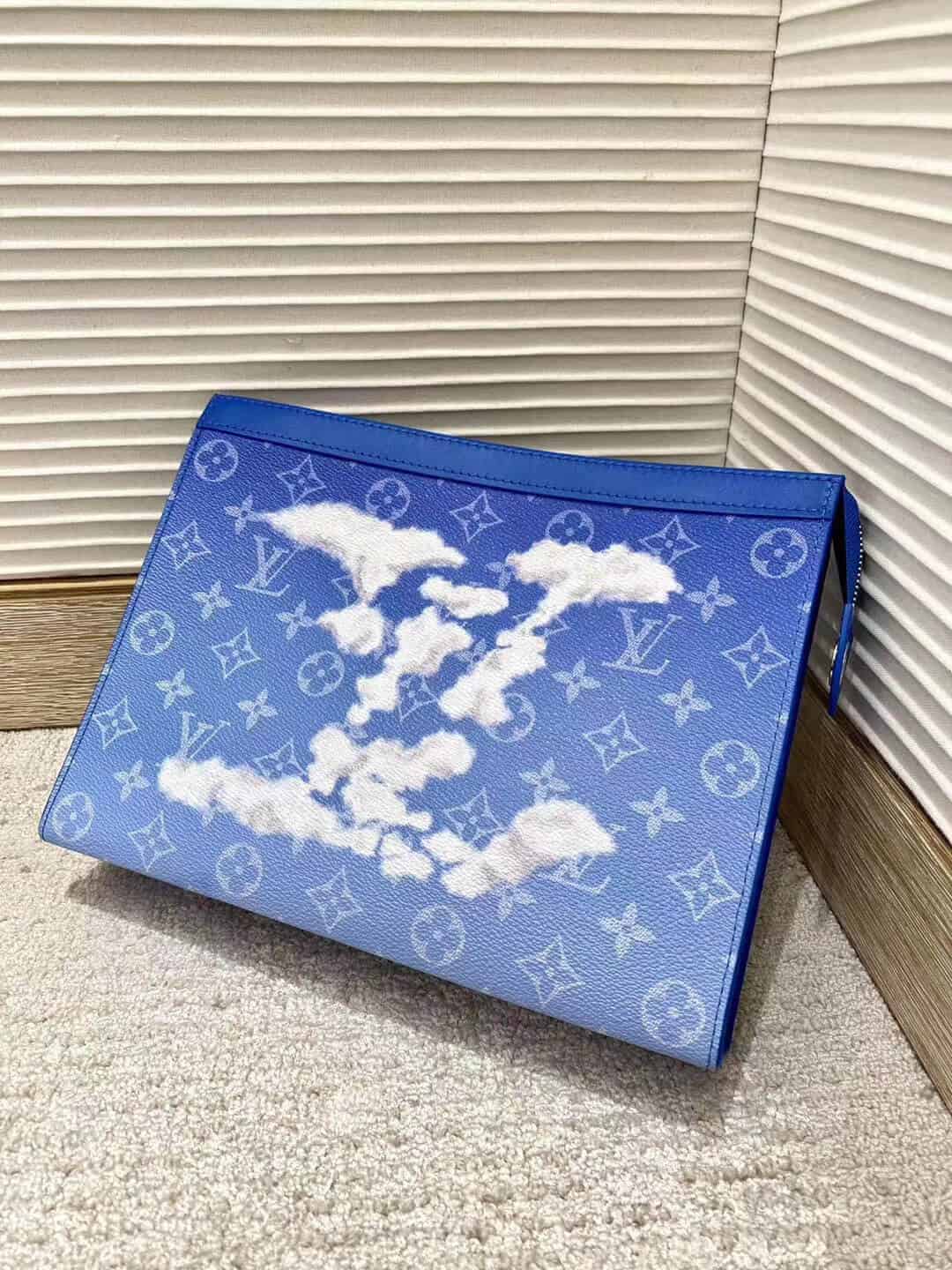LV M45480 蓝天白云朵系列Pochette Voyage手拿包