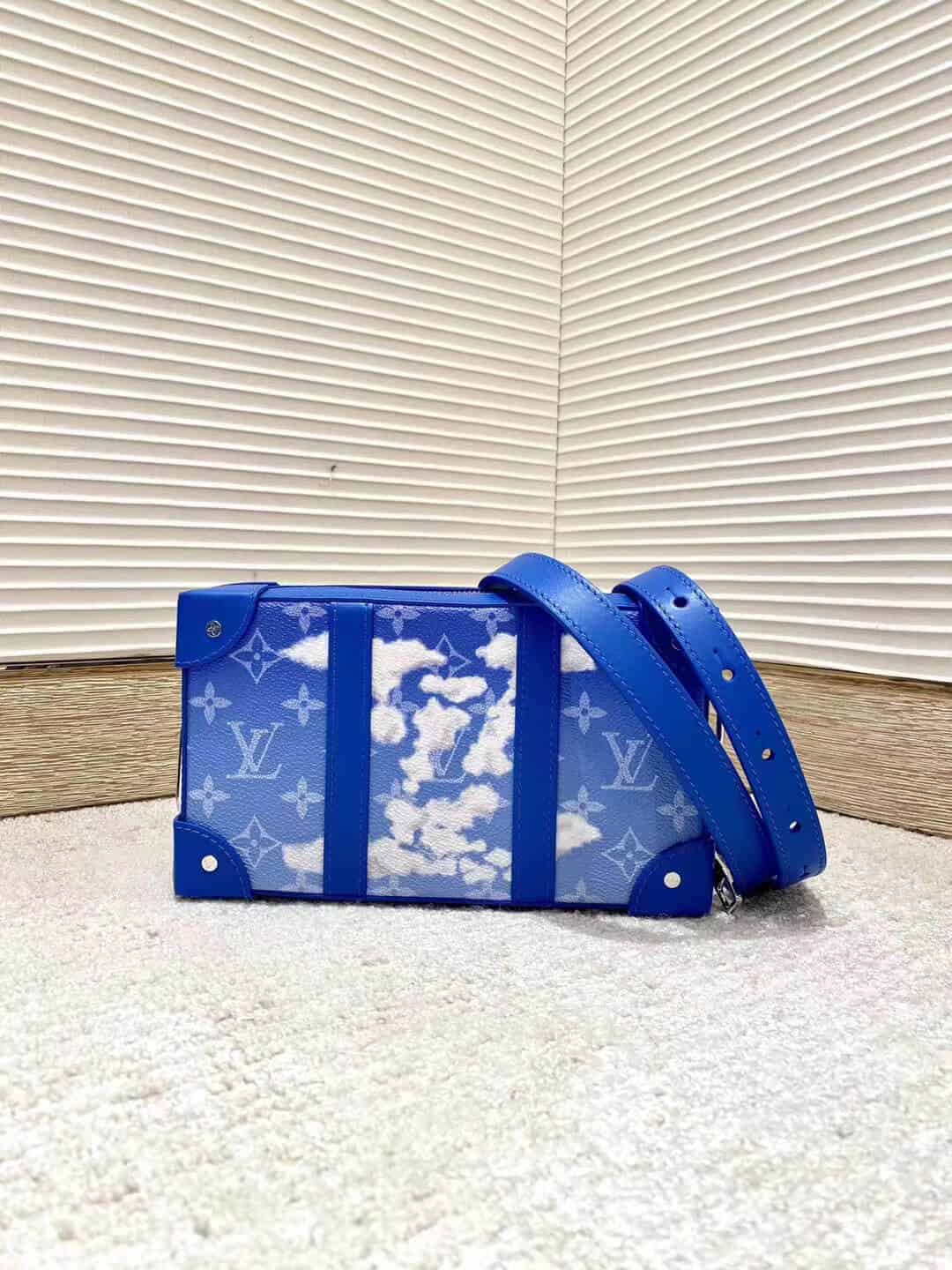 LV M45432 蓝天白云朵系列Soft Trunk Wallet盒子斜挎包