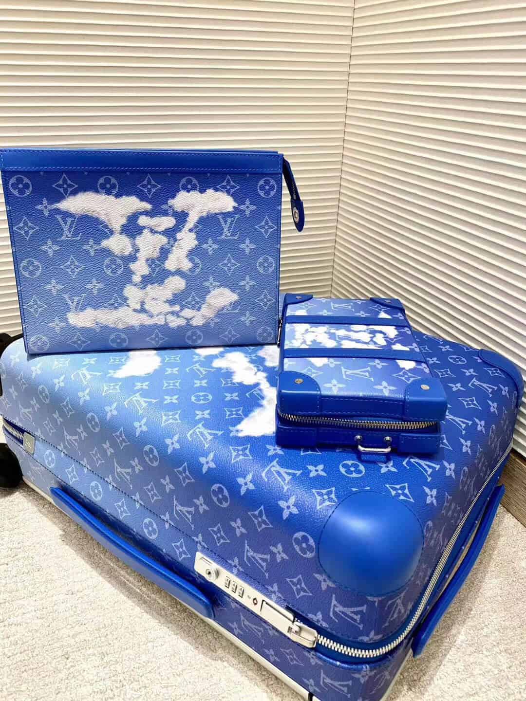 LV M45432 蓝天白云朵系列Soft Trunk Wallet盒子斜挎包