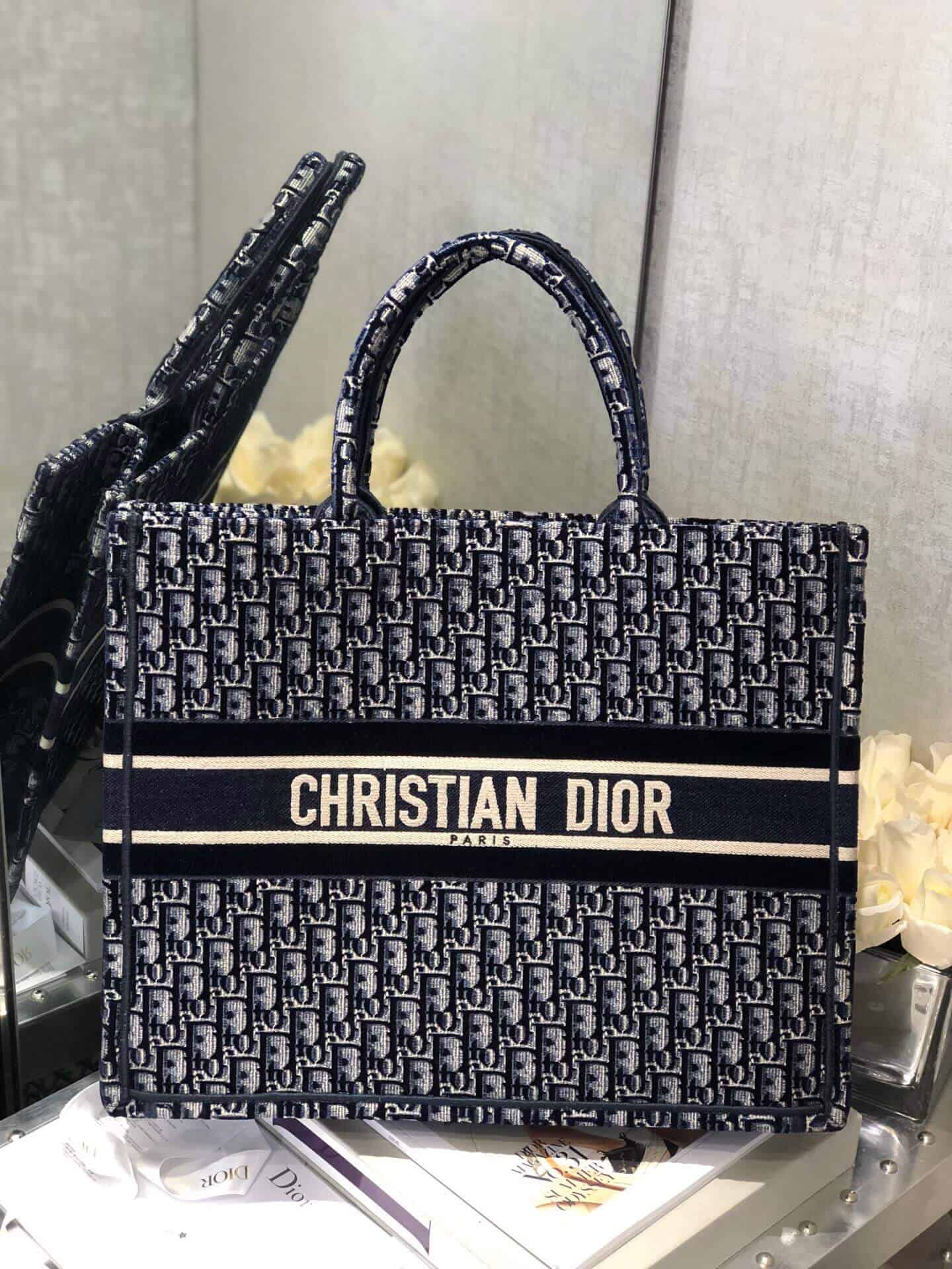 Dior 蓝色天鹅绒 Oblique Book Tote 购物袋 M1286ZWVF_M928