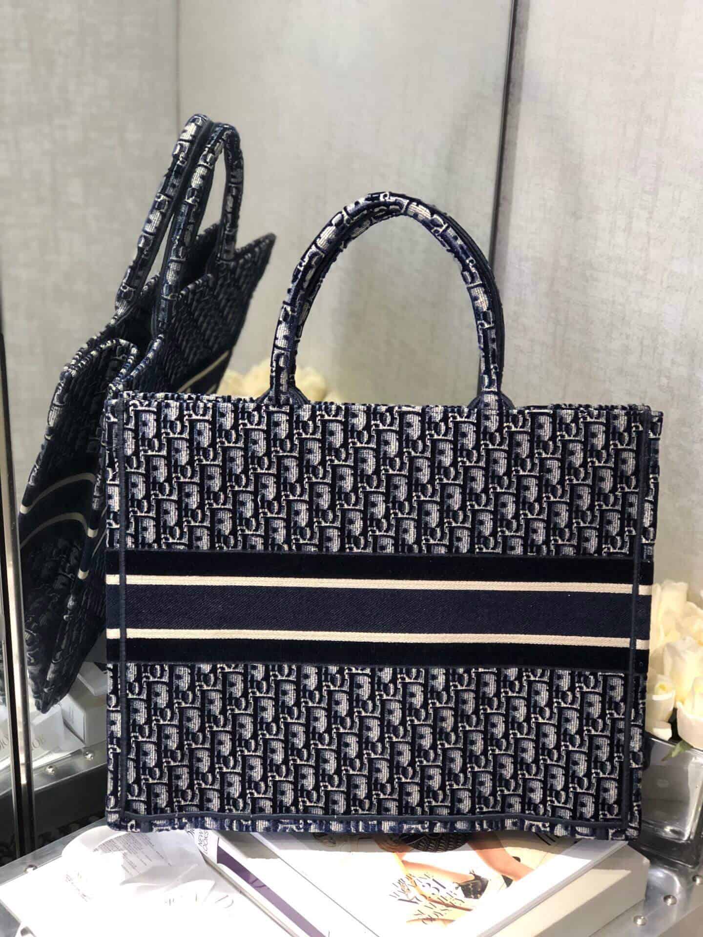 Dior 蓝色天鹅绒 Oblique Book Tote 购物袋 M1286ZWVF_M928