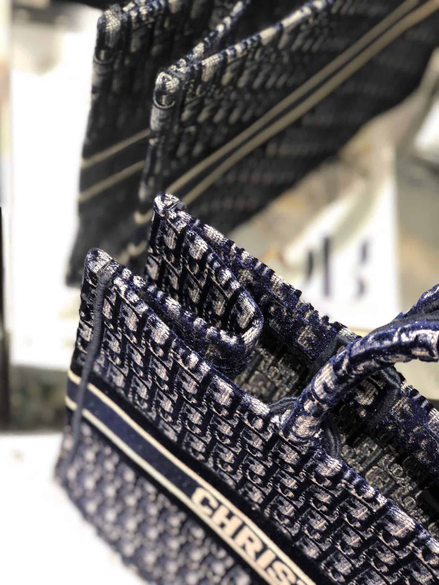 Dior 蓝色天鹅绒 Oblique Book Tote 购物袋 M1286ZWVF_M928