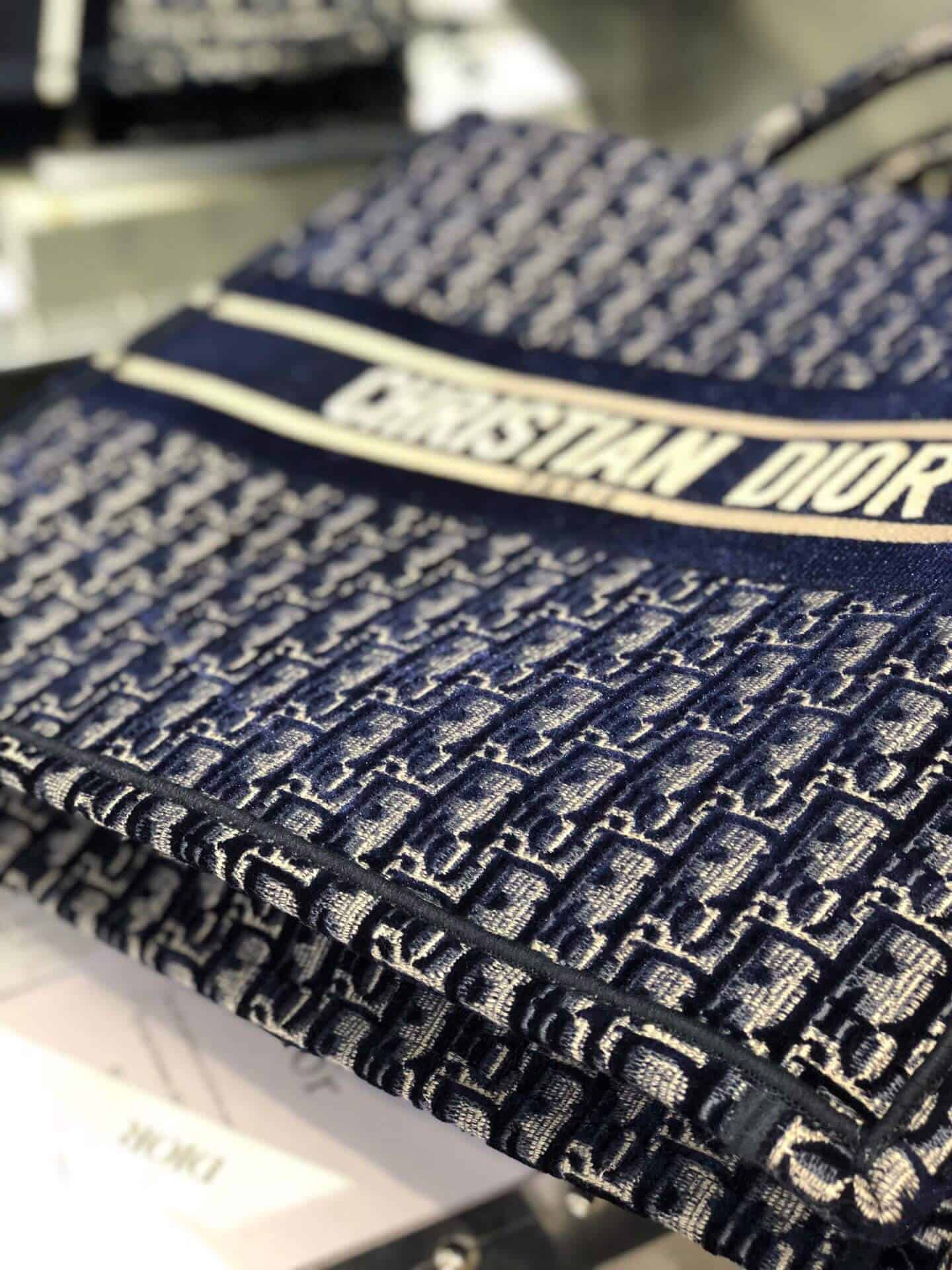 Dior 蓝色天鹅绒 Oblique Book Tote 购物袋 M1286ZWVF_M928