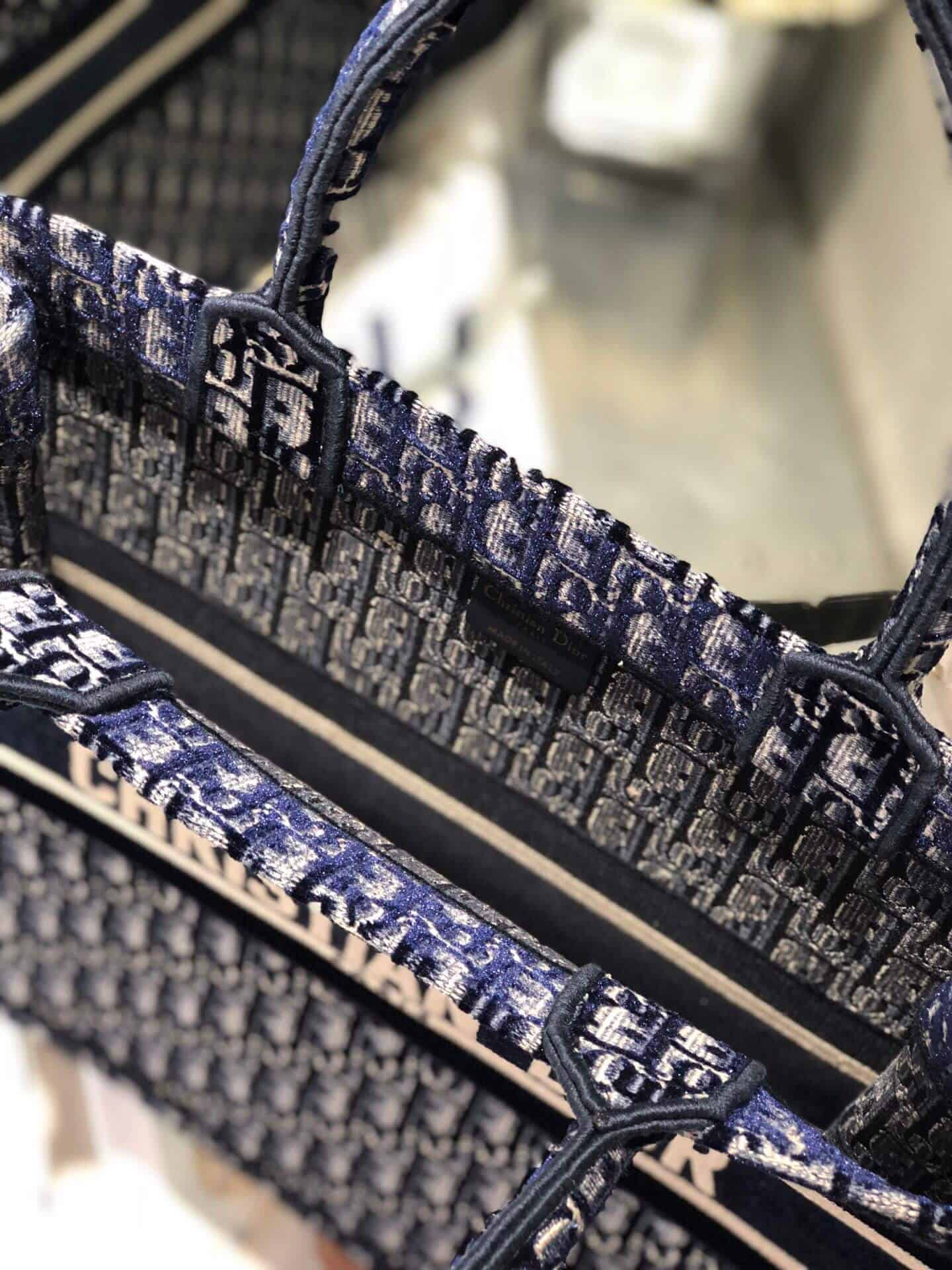 Dior 蓝色天鹅绒 Oblique Book Tote 购物袋 M1286ZWVF_M928