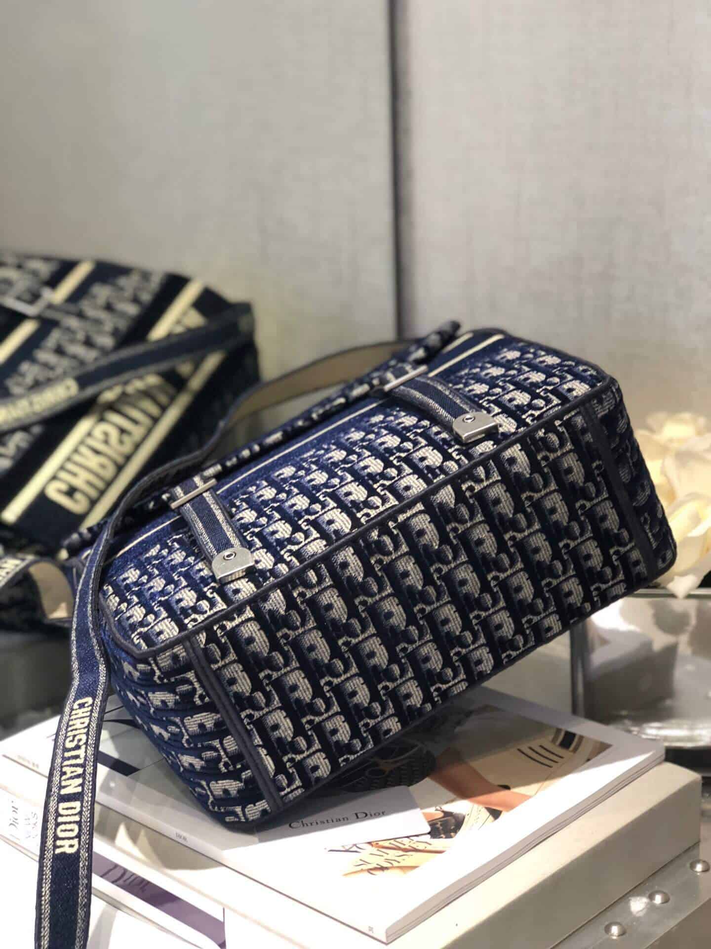 Dior 蓝色天鹅绒 Oblique Diorcamp 邮差包 M1291VWVF_M928