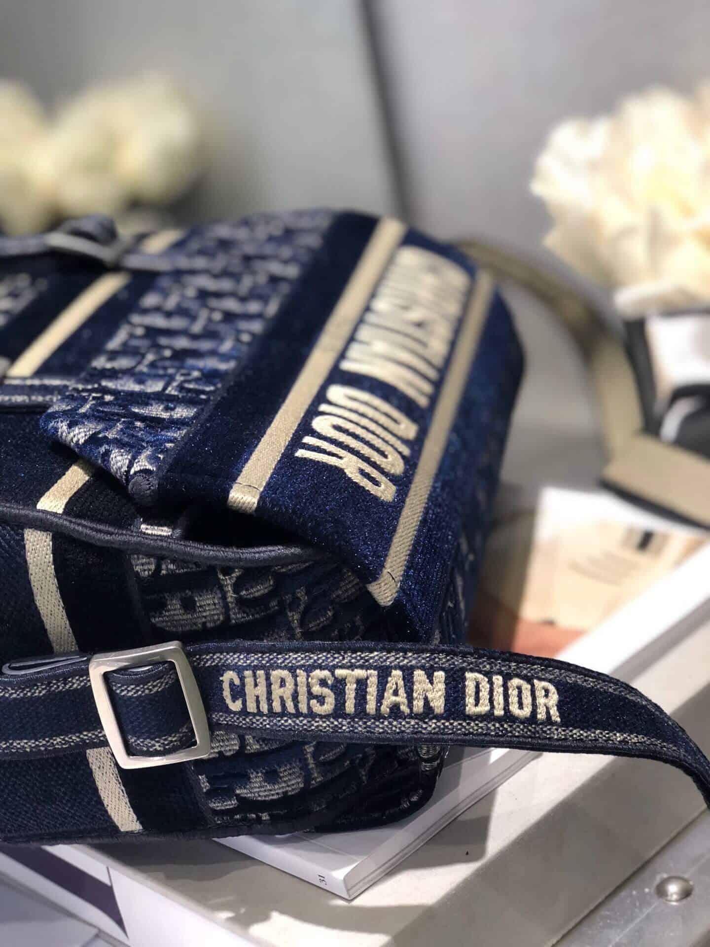 Dior 蓝色天鹅绒 Oblique Diorcamp 邮差包 M1291VWVF_M928