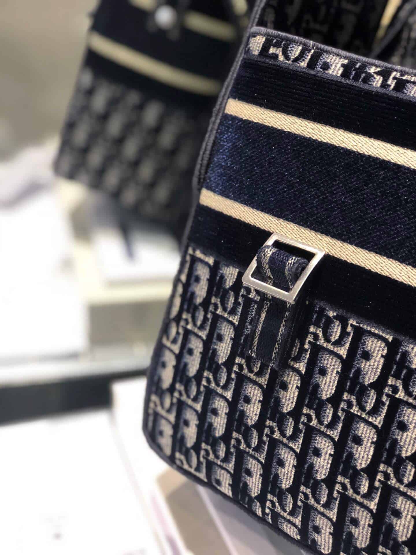 Dior 蓝色天鹅绒 Oblique Diorcamp 邮差包 M1291VWVF_M928