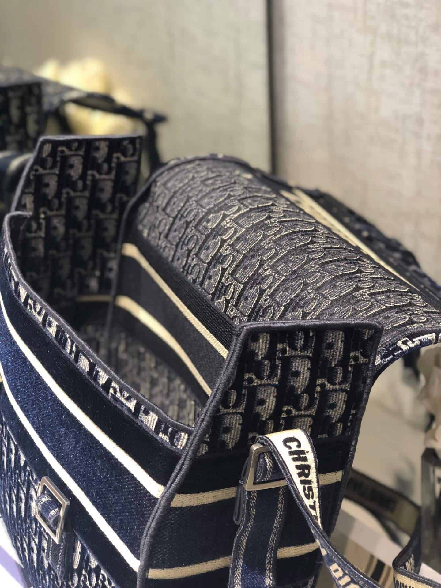 Dior 蓝色天鹅绒 Oblique Diorcamp 邮差包 M1291VWVF_M928