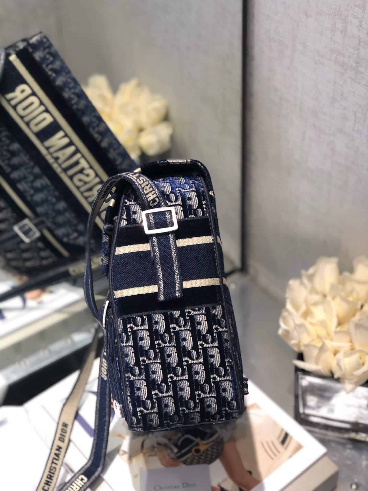 Dior 蓝色天鹅绒 Oblique Diorcamp 邮差包 M1291VWVF_M928