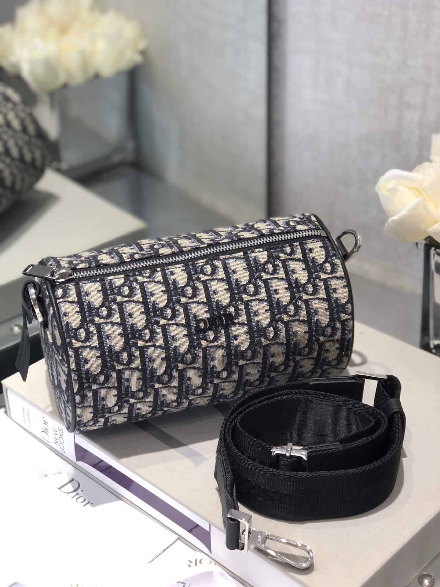 Dior迪奥 Roller 圆桶斜跨信使包 1ROPO061YKY_H26E