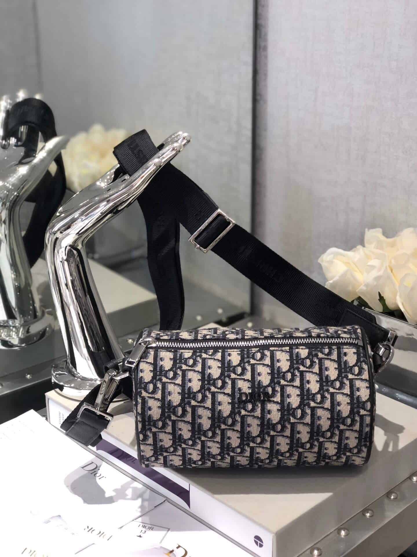 Dior迪奥 Roller 圆桶斜跨信使包 1ROPO061YKY_H26E