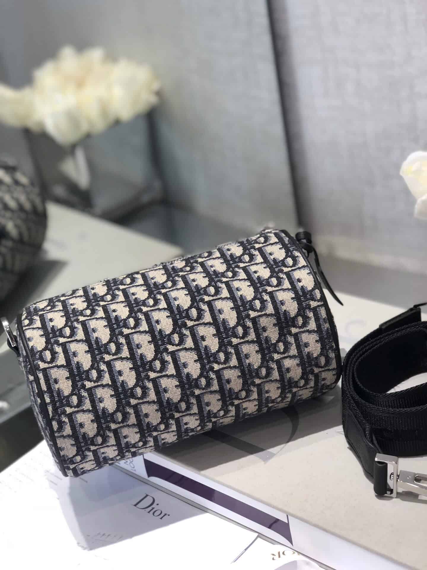 Dior迪奥 Roller 圆桶斜跨信使包 1ROPO061YKY_H26E