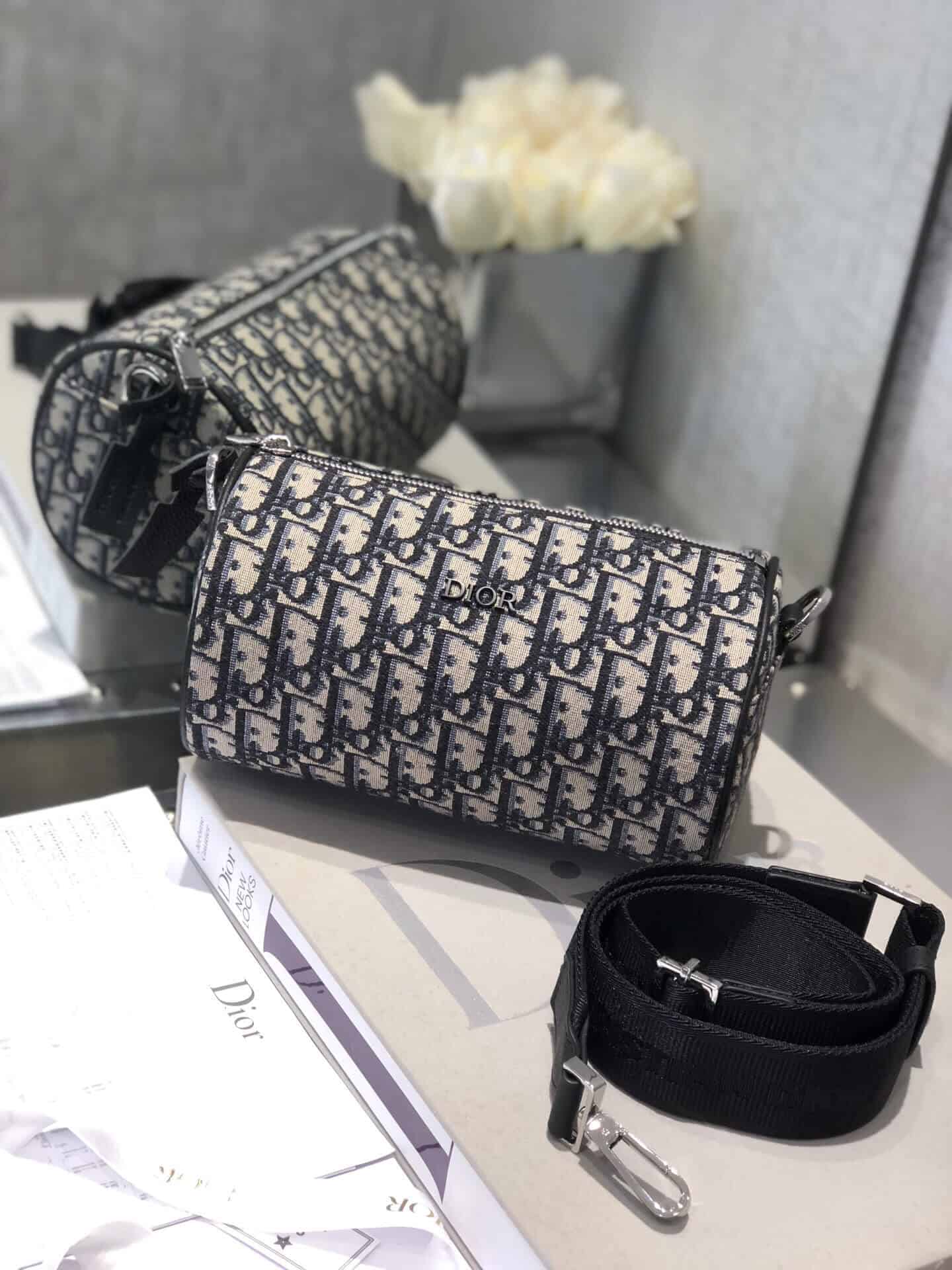 Dior迪奥 Roller 圆桶斜跨信使包 1ROPO061YKY_H26E