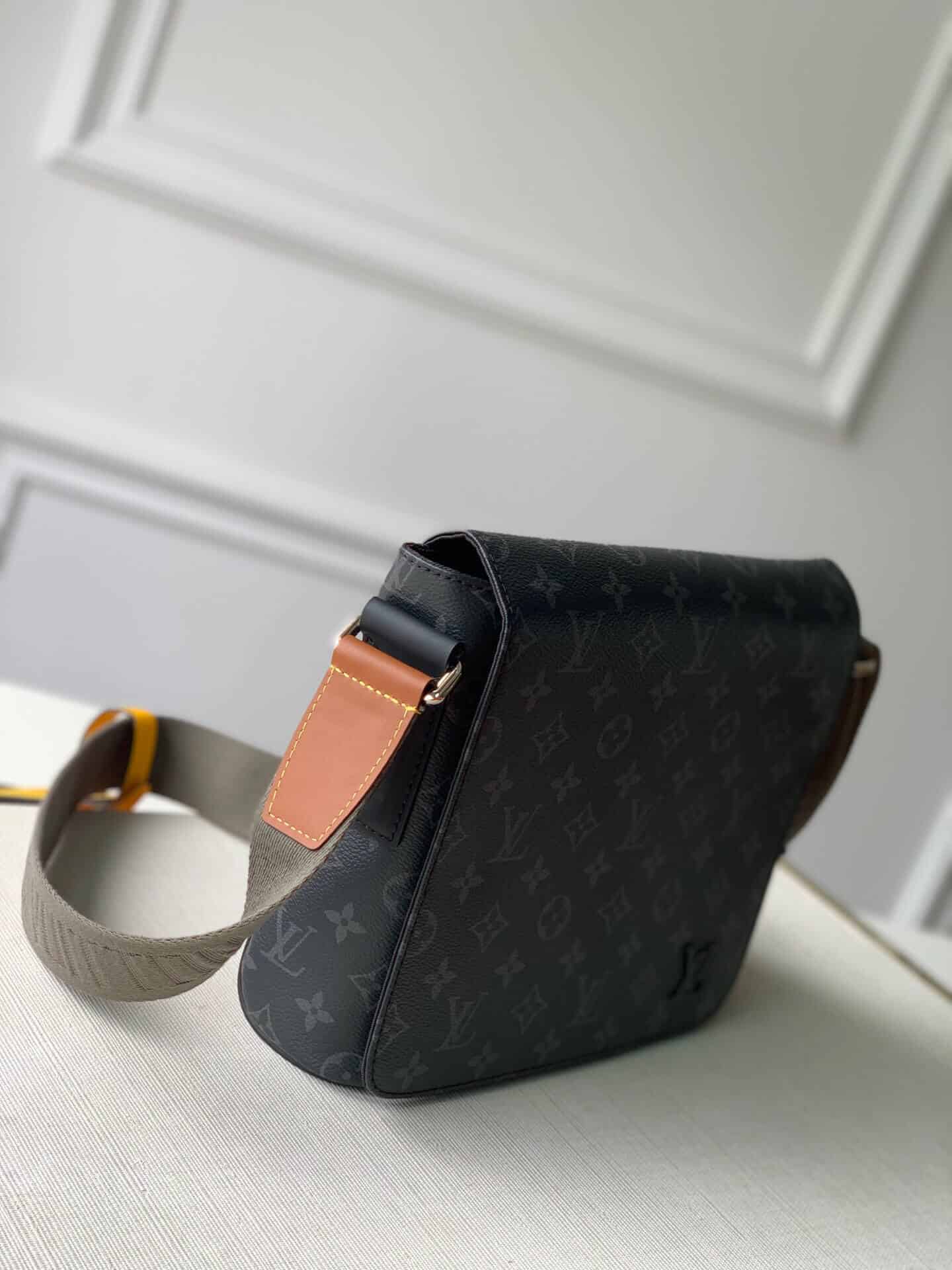 Louis Vuitton LV M45627 District 小号邮差包