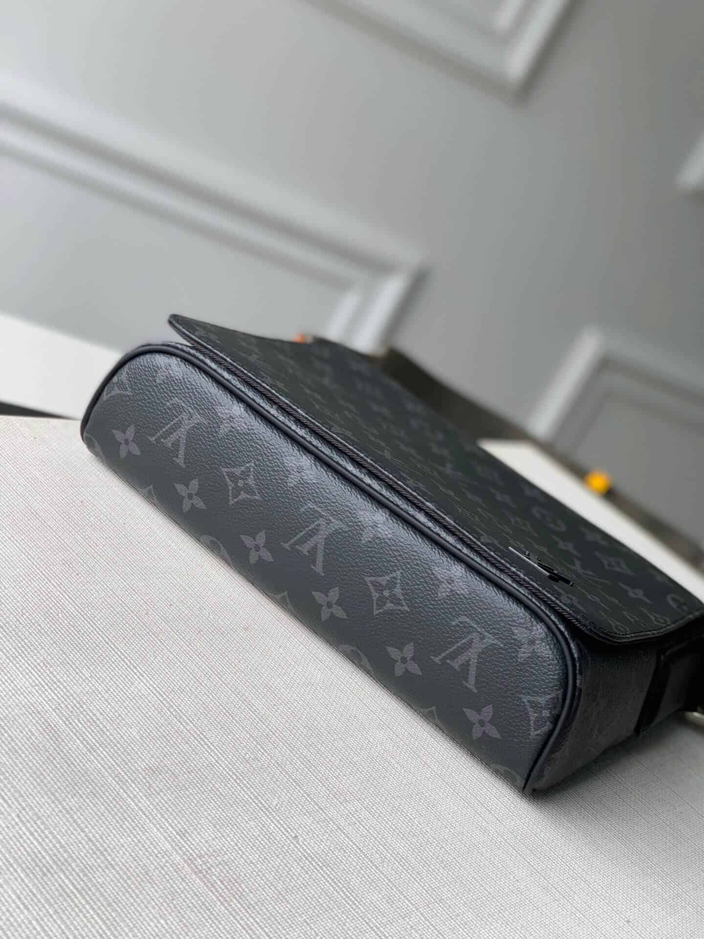 Louis Vuitton LV M45627 District 小号邮差包