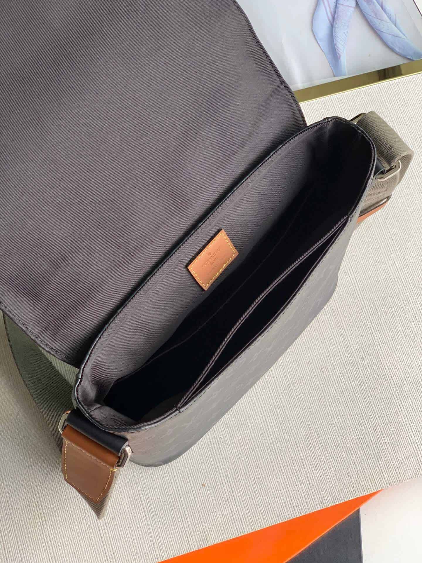 Louis Vuitton LV M45627 District 小号邮差包