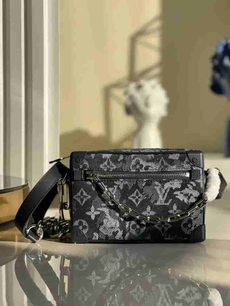 Louis Vuitton LV M80033 Mini Soft Trunk 链条包