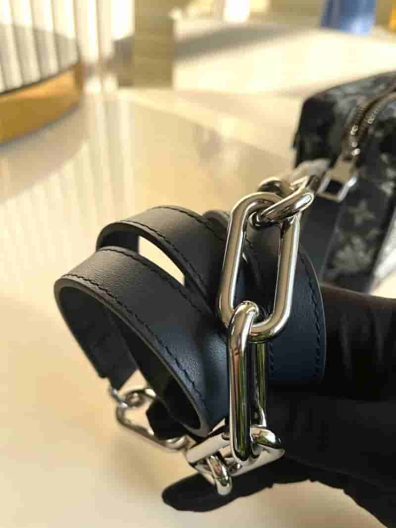 Louis Vuitton LV M80033 Mini Soft Trunk 链条包