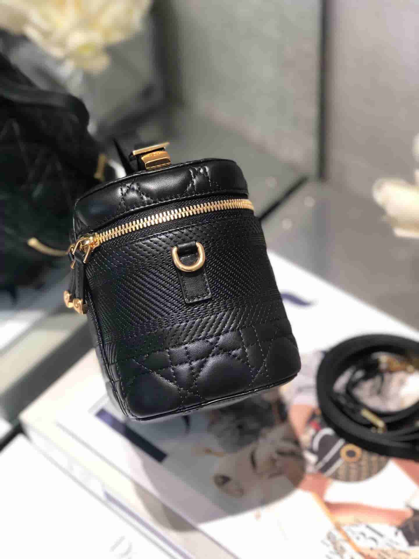 Dior Travel黑色羊皮藤格纹单肩手提化妆包 S5488UNTR_M900