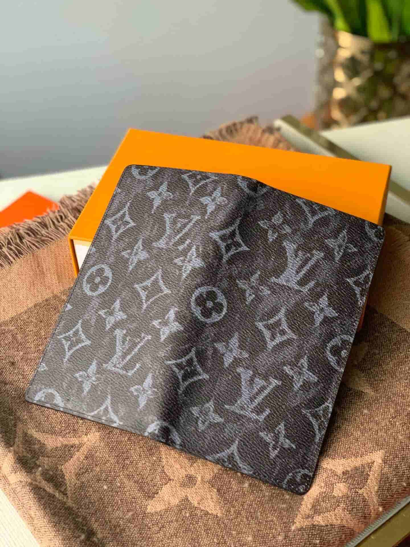 Louis Vuitton LV M80019 Brazza 钱夹