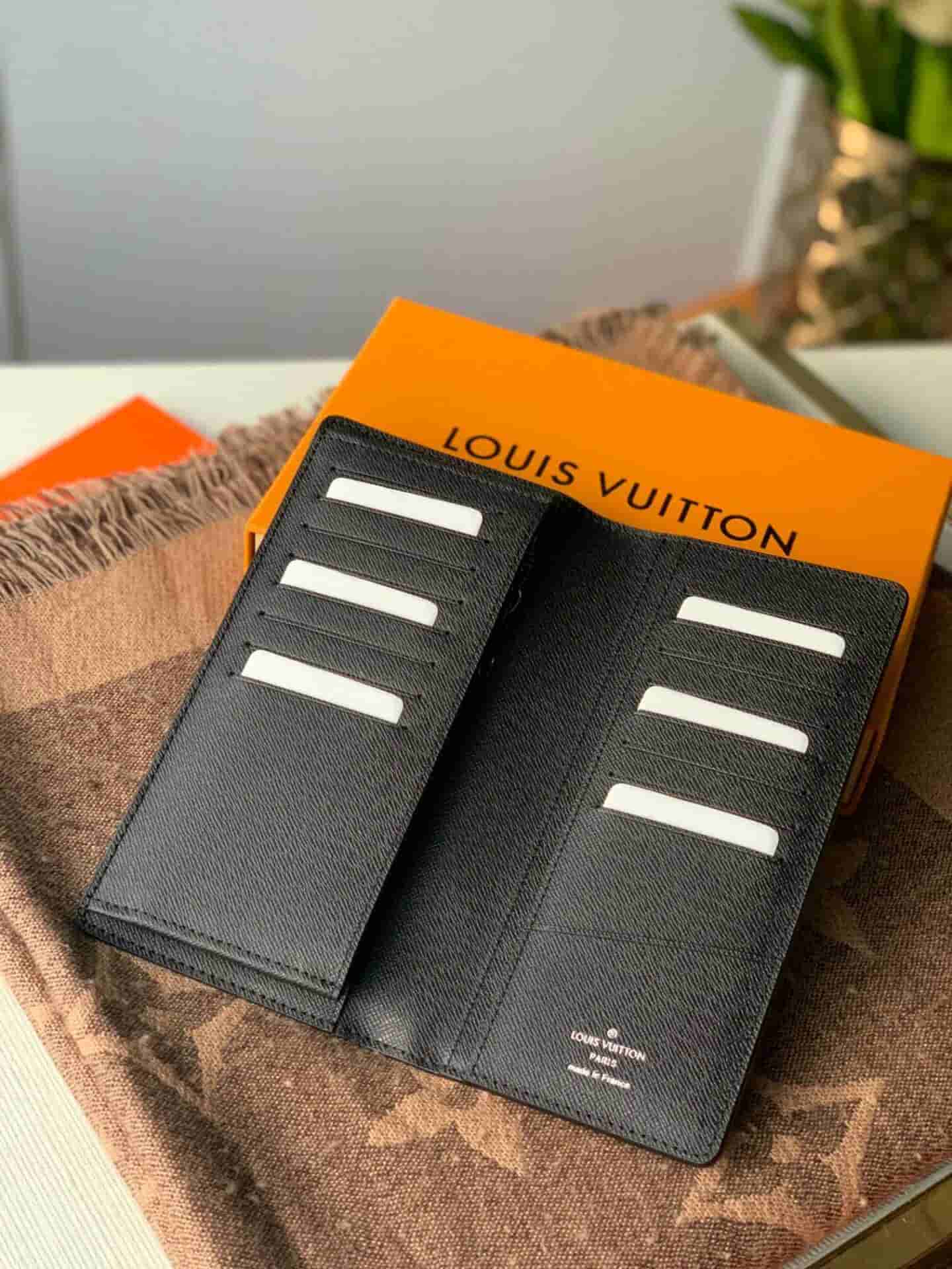 Louis Vuitton LV M80019 Brazza 钱夹