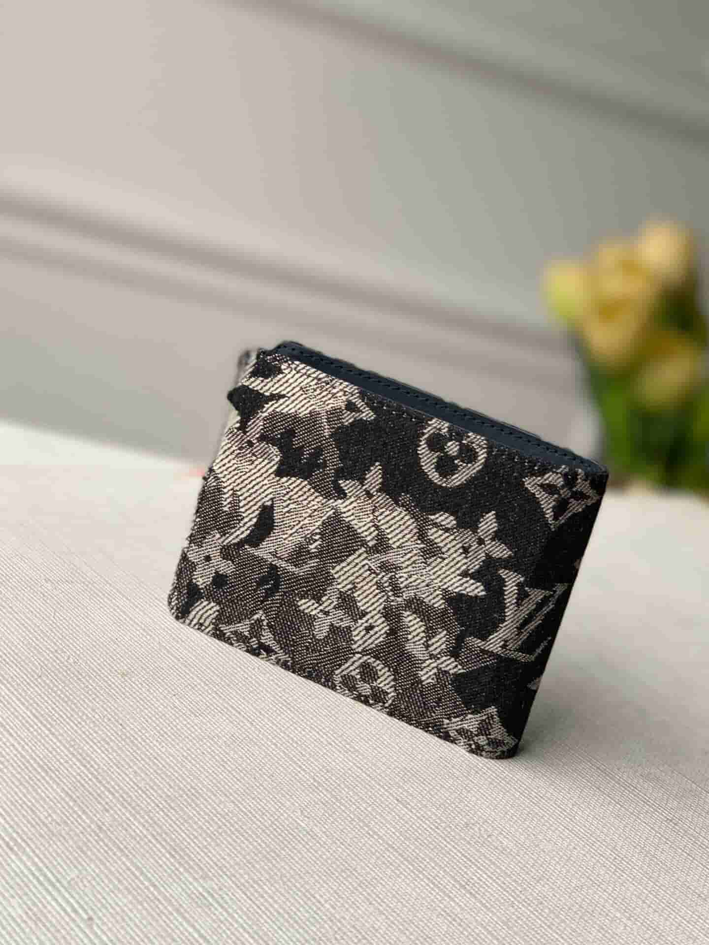 Louis Vuitton LV M80031 Multiple 钱夹