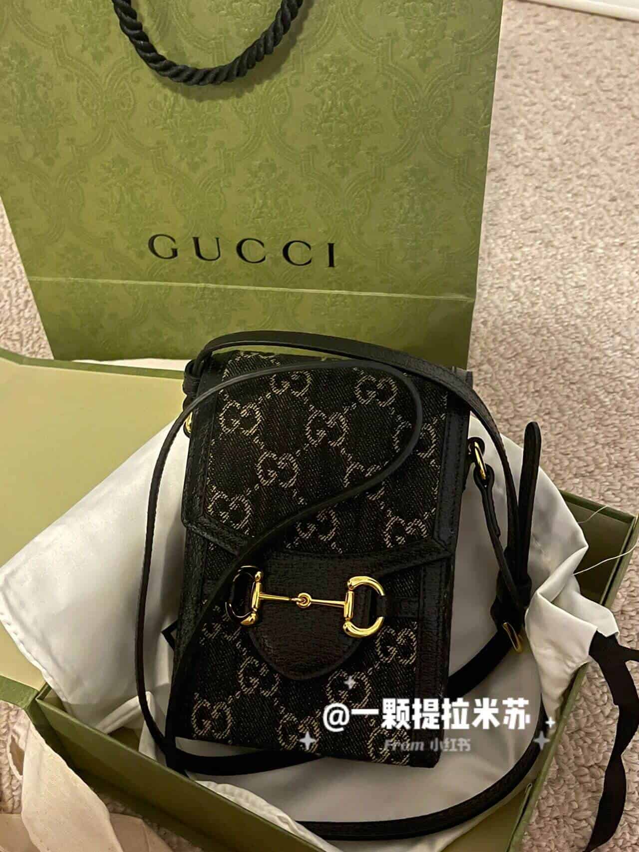Cool guy必备 Gucci1995黑单宁牛仔手机包 625615